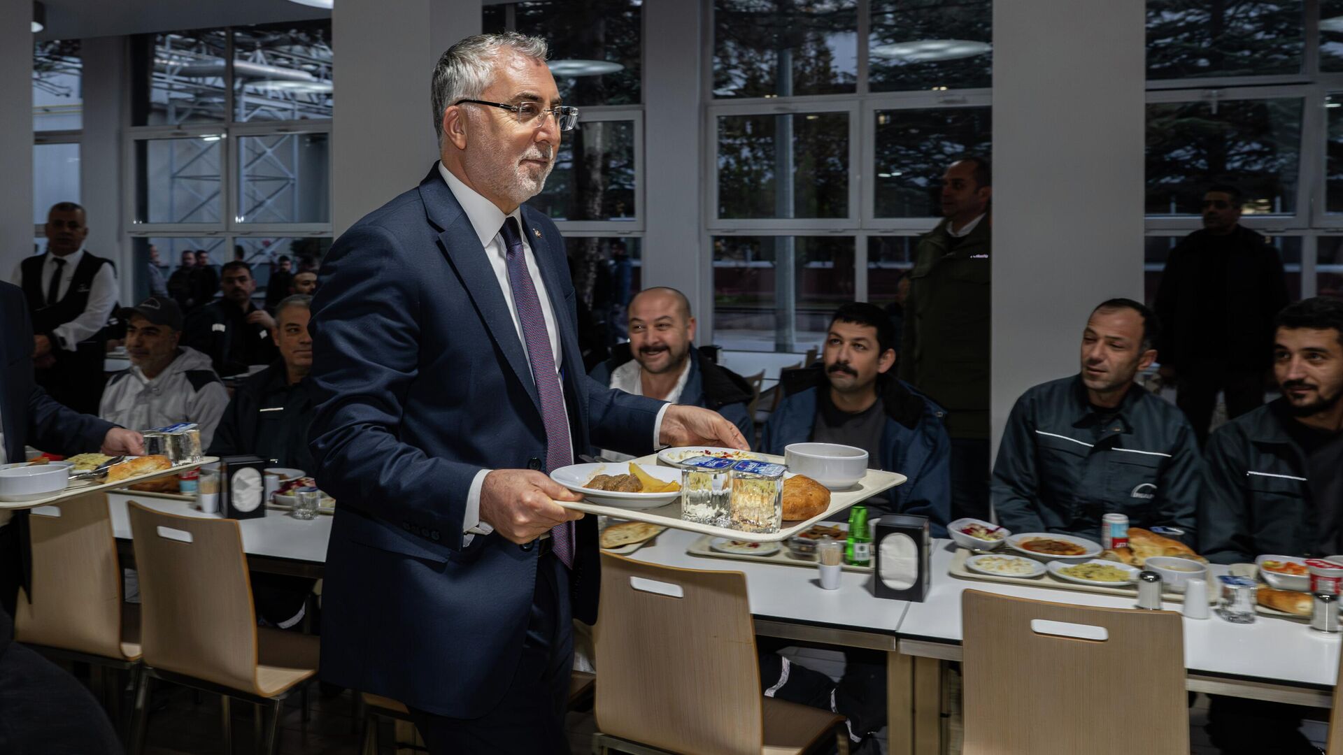 Bakan Işıkhan, ramazan ayının ilk iftarını işçilerle yaptı