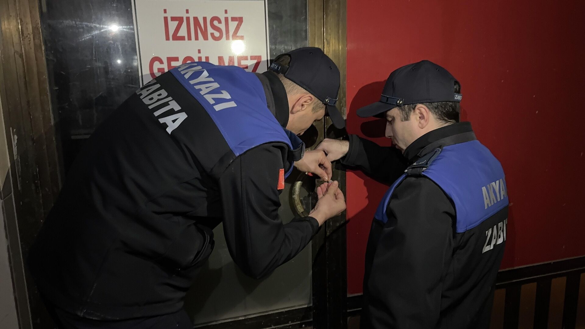 Sakarya'da rezalet: Tatlı hamurunu ayaklarıyla çiğnendiği belirlenen imalathane kapatıldı