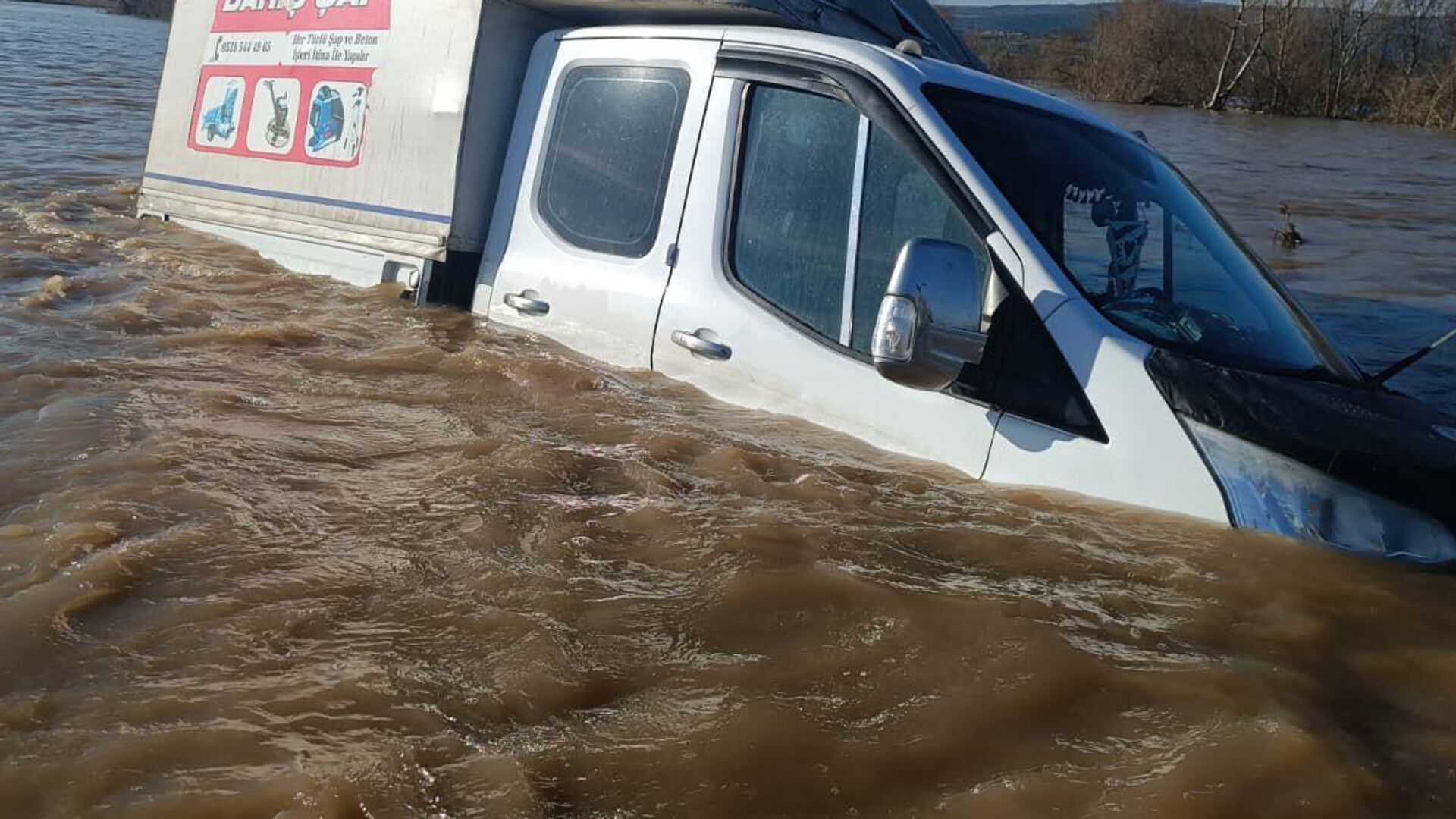 Bursa'da çay taştı: Harmanlı kara yolu ve Harmanlı Köprüsü ulaşıma kapandı