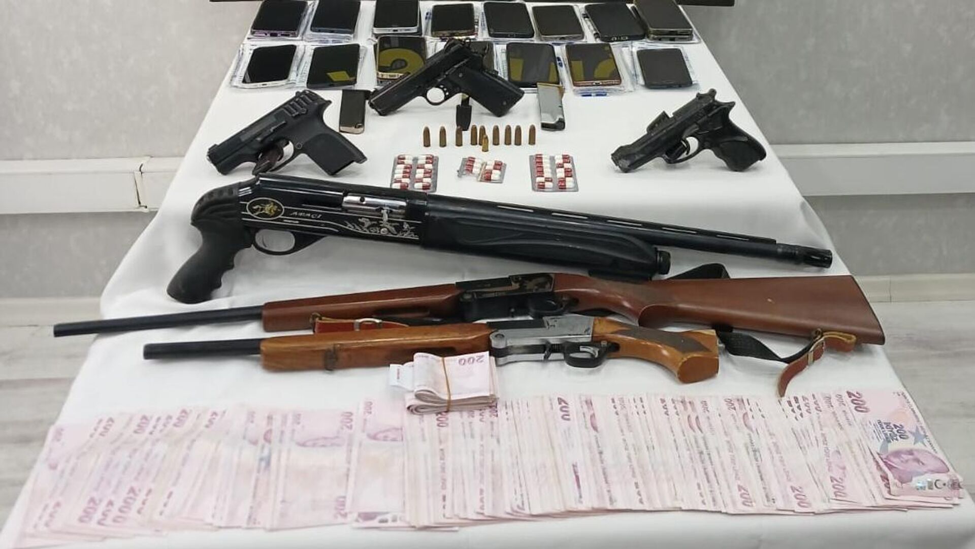 Mersin'de fuhuş operasyonunda 13 kişi tutuklandı: 27 araç ve 51 tapuya el konuldu