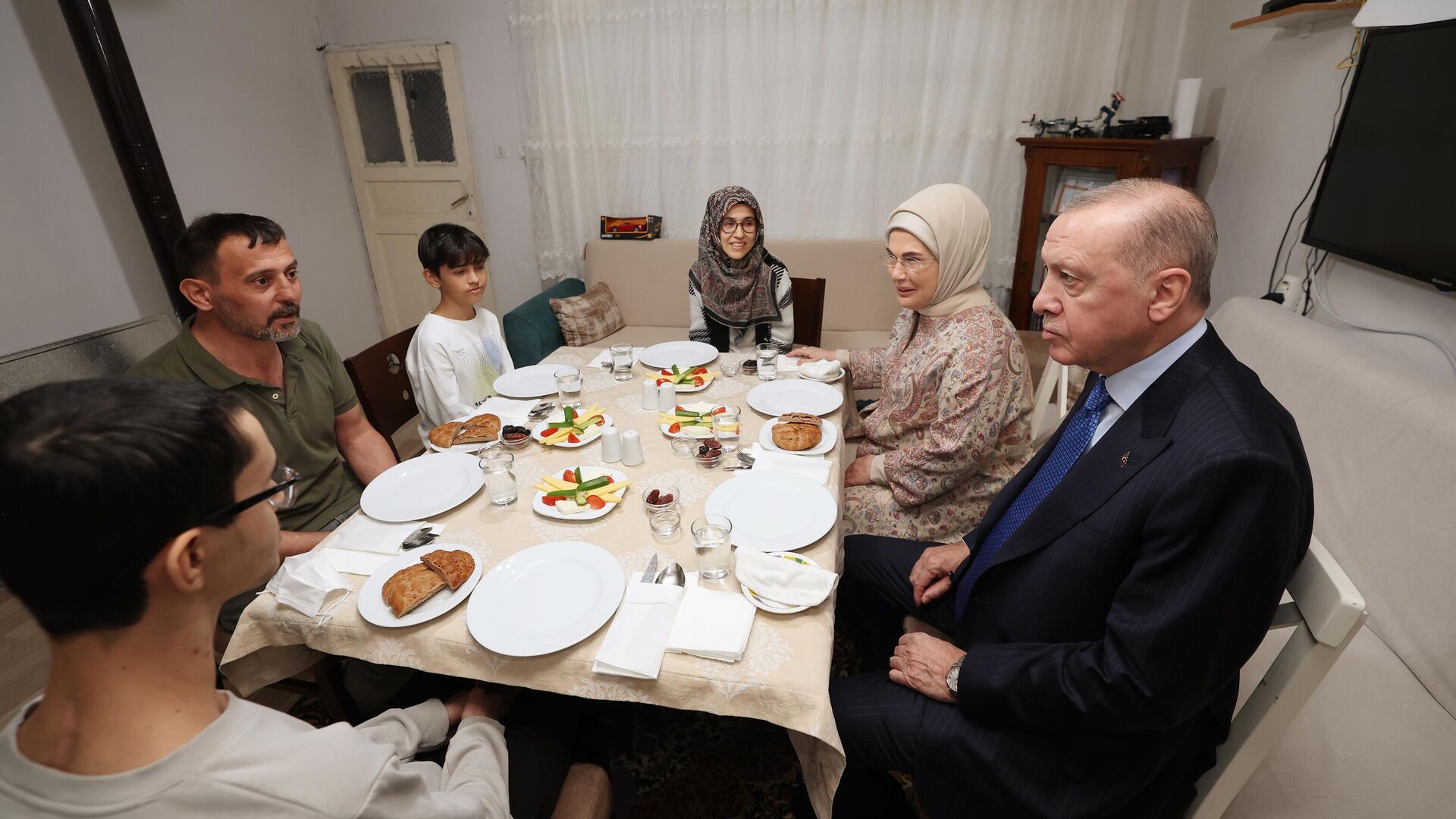 Cumhurbaşkanı Erdoğan, iftarını İstanbul'da Kayacık ailesinin evinde yaptı