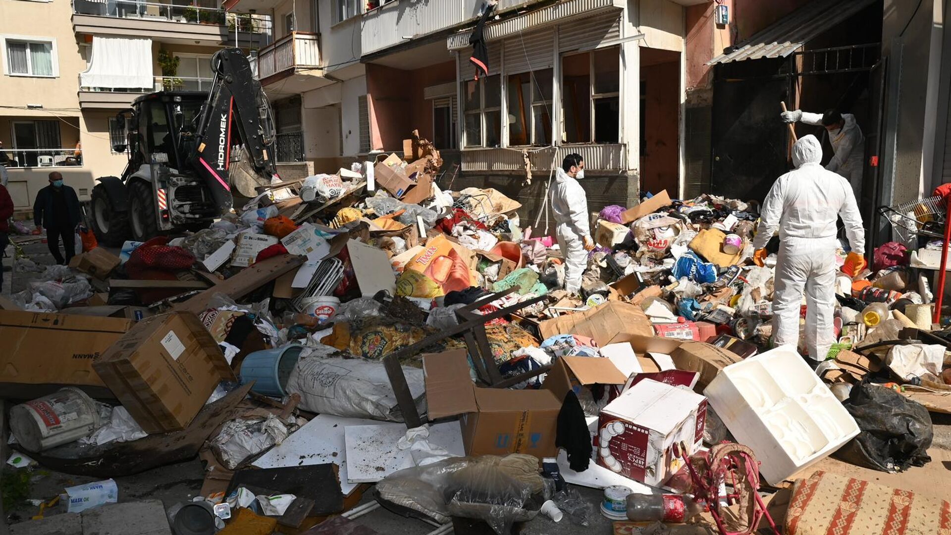 İzmir’de 2 katlı evden 12 kamyon çöp çıkarıldı