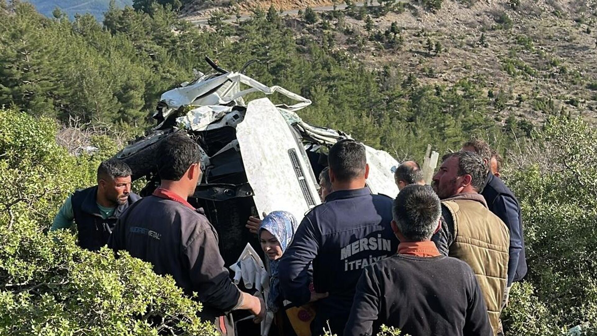 Tarım işçilerini taşıyan minibüs şarampole yuvarlandı: Ölü ve yaralılar var