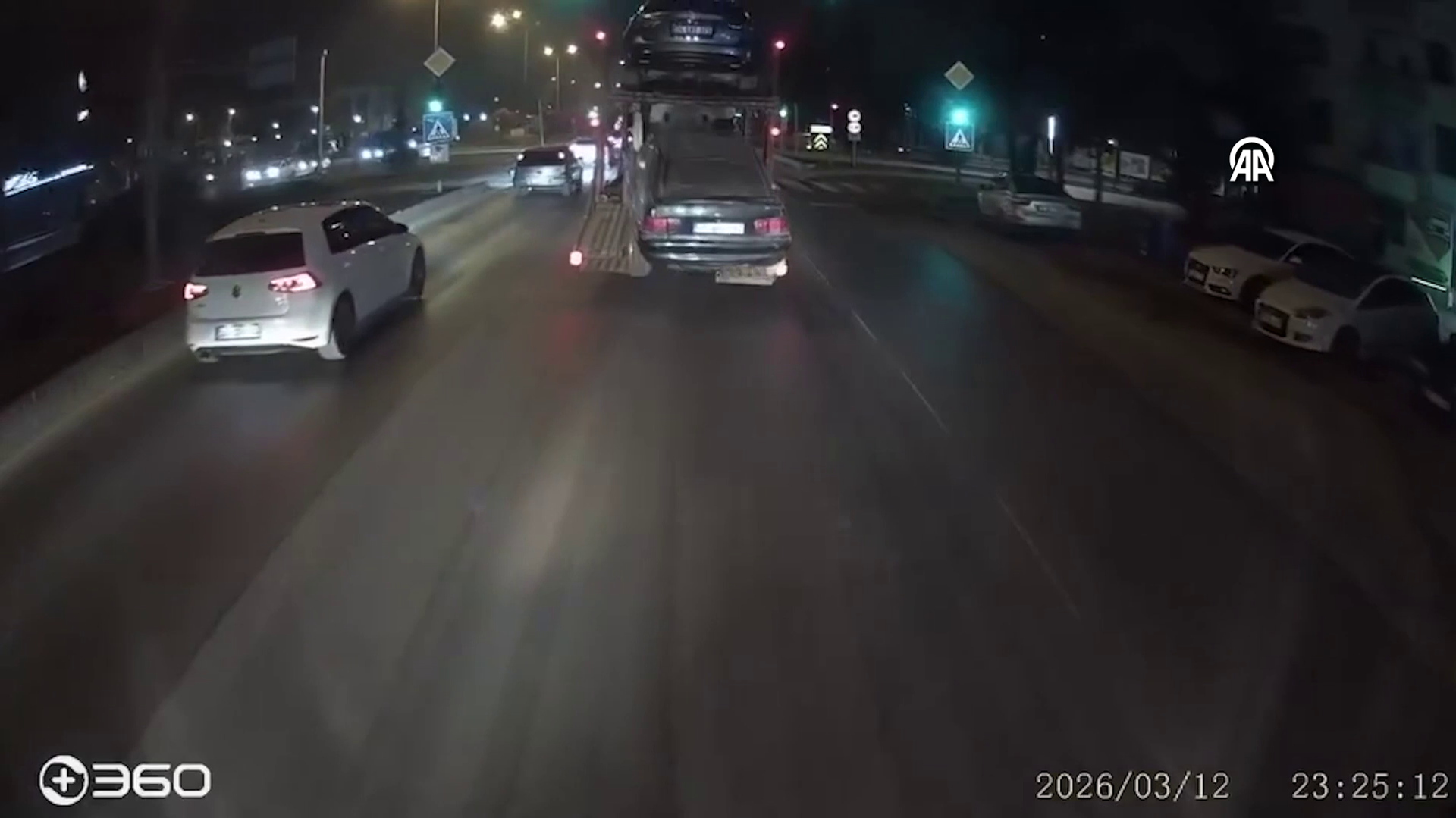 Çekici üzerindeki aracı yola düşürdü: Fark etmeden yoluna devam etti