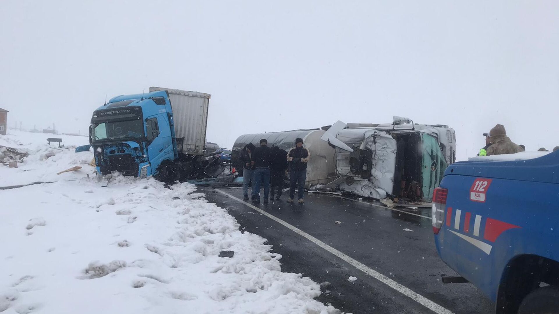 Kars'ta tankerle bir tır çarpıştı: Yol ulaşıma kapatıldı