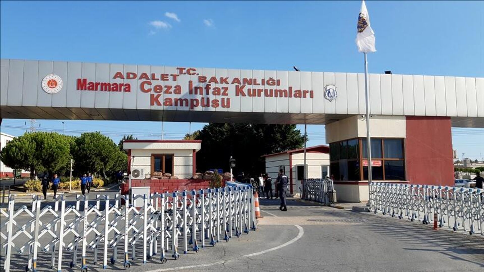İBB yolsuzluk davasında duruşmada görüntü çeken kişi tutuklandı