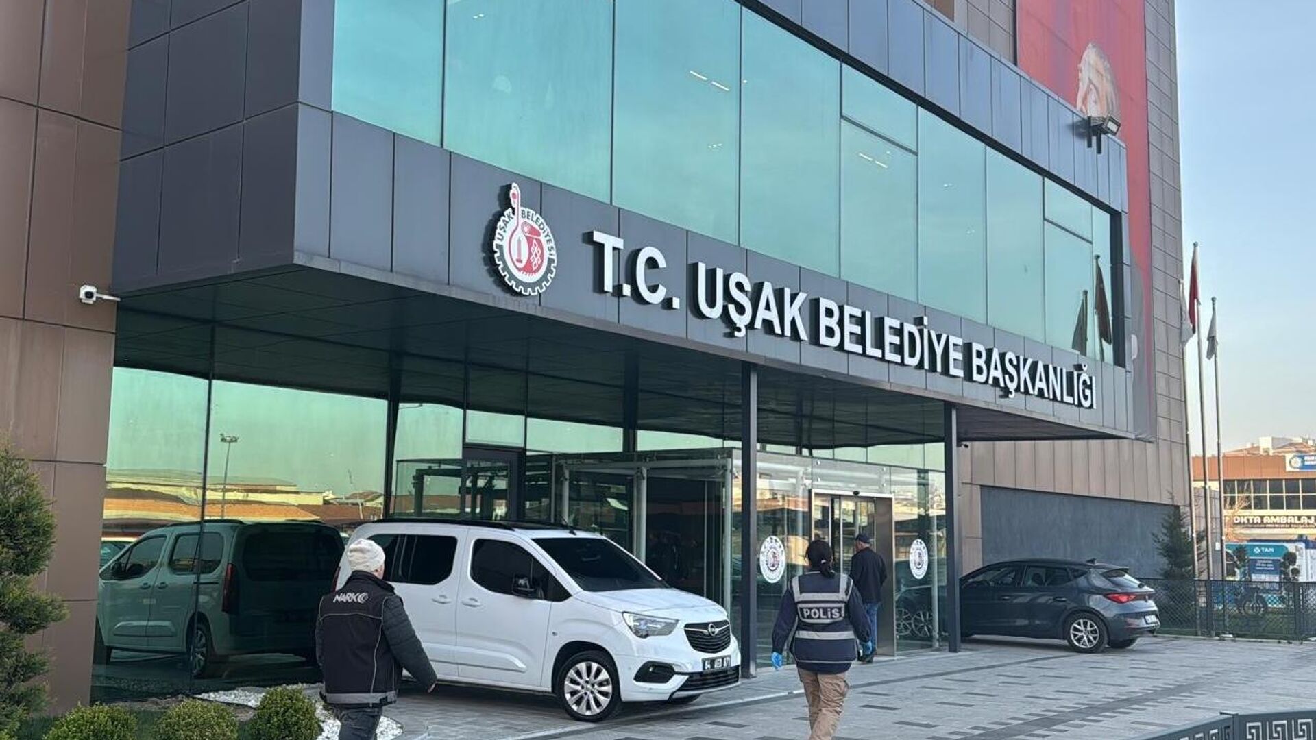 Uşak Belediyesi'ne operasyon: Belediye Başkanı Özkan Yalım dahil gözaltılar var