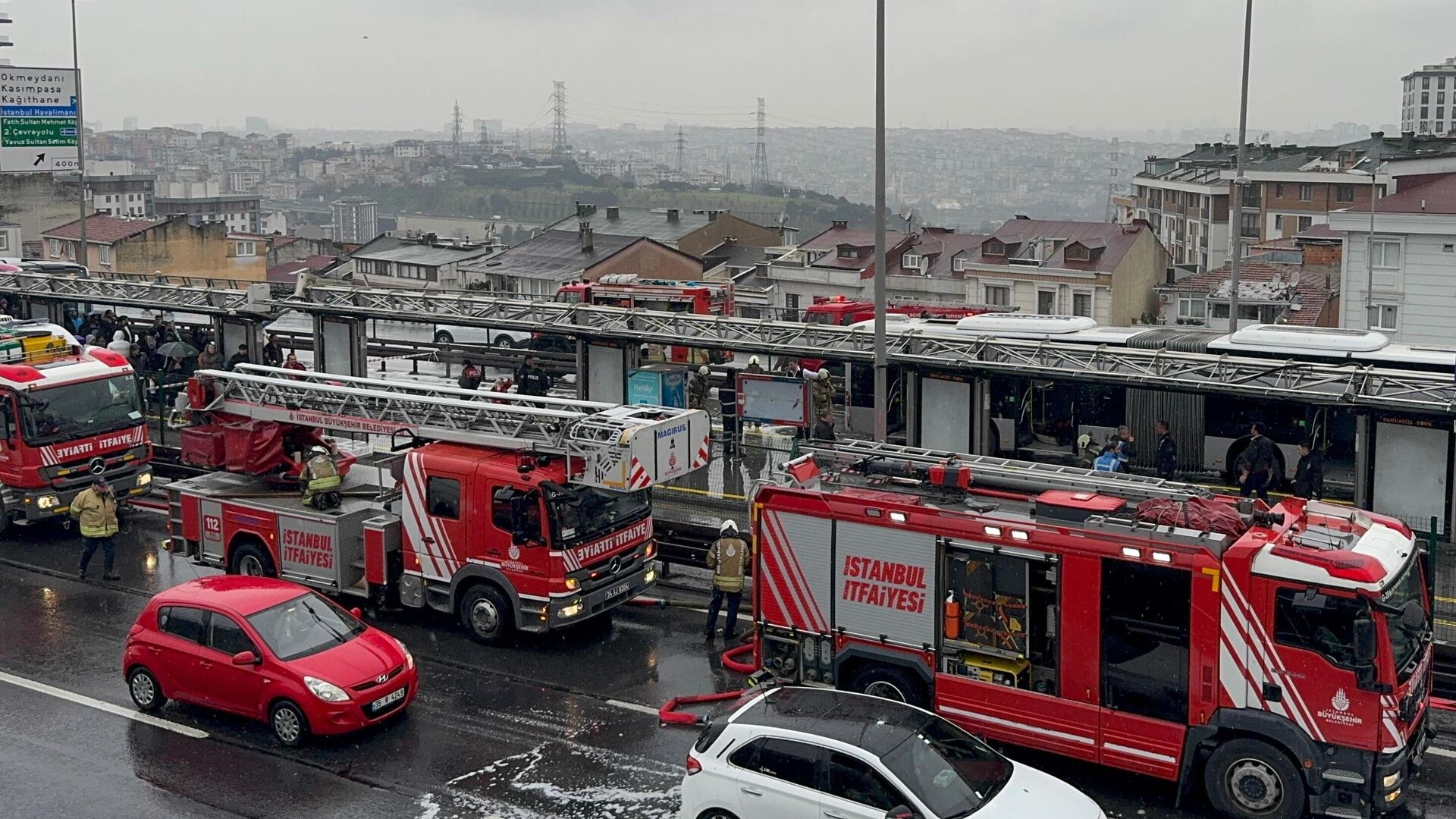 Kağıthane'de metrobüste yangın: Yolcular tahliye edildi