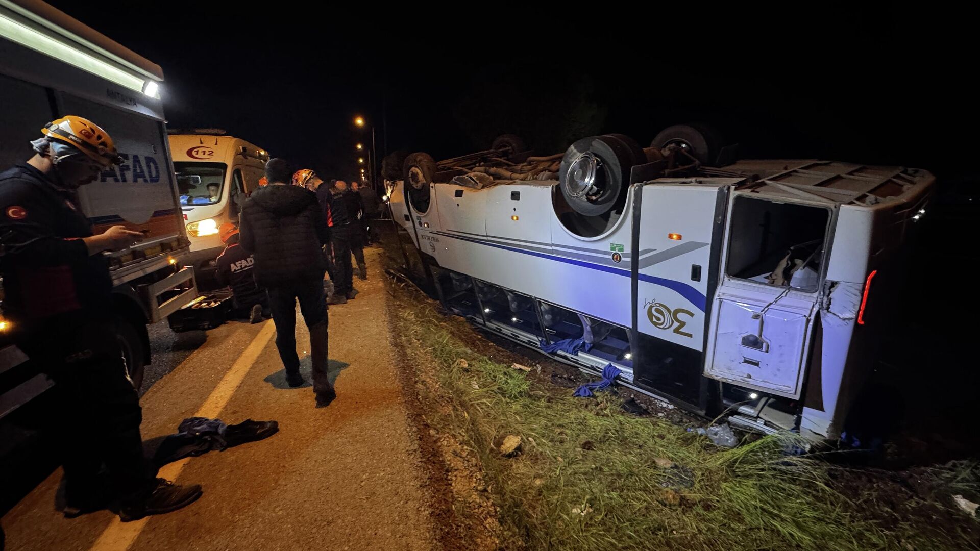 Antalya’da infaz koruma memurlarını taşıyan otobüs devrildi: 16 yaralı