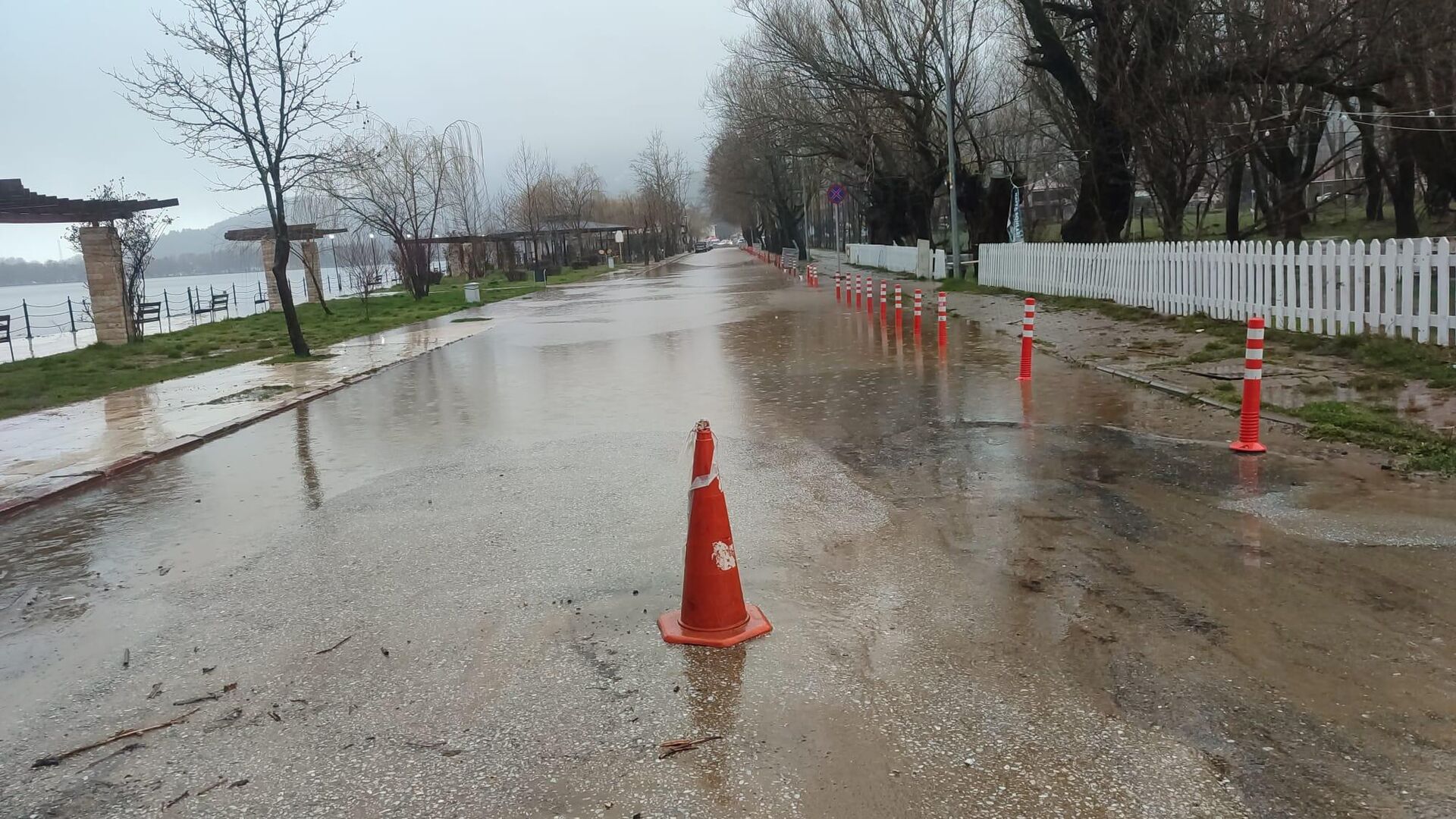 Sağanak nedeniyle İzmir'de Gölcük Gölü taştı