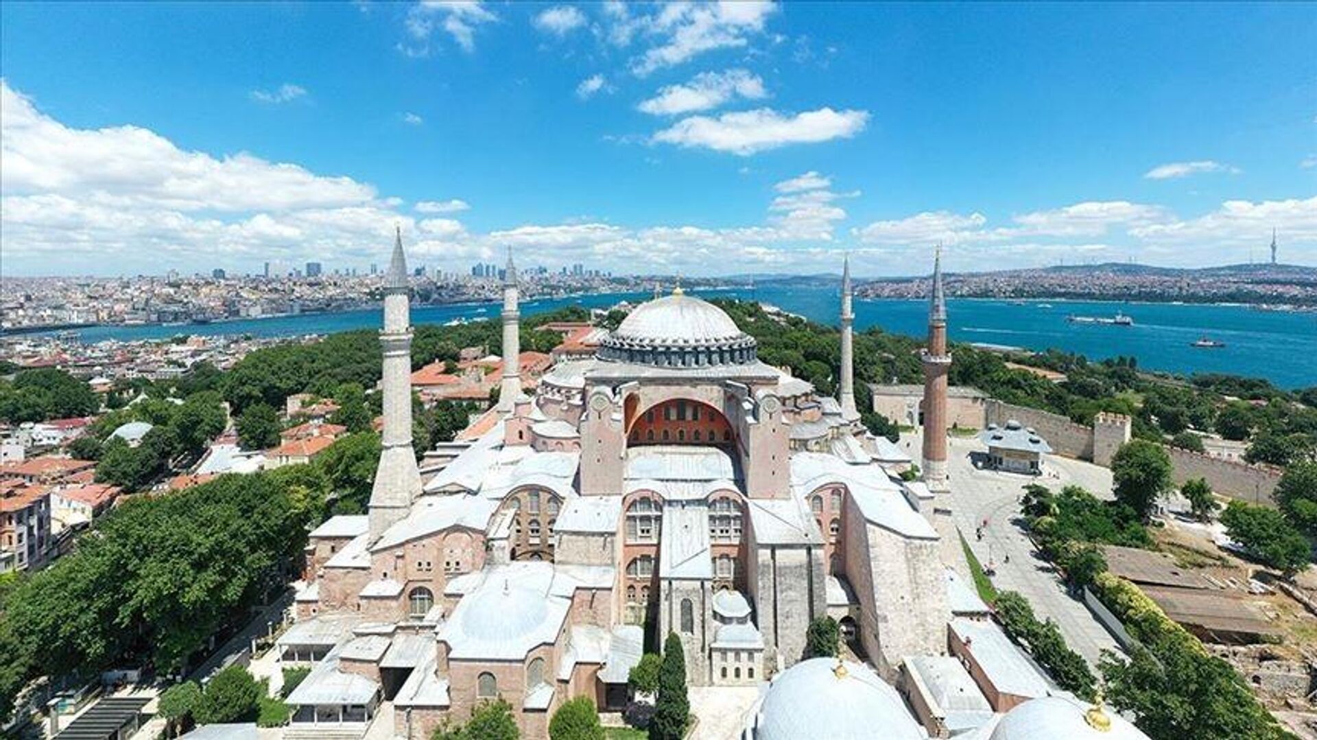 Ayasofya'da bayrak açtılar: Yabancı uyruklu iki kişi tutuklandı