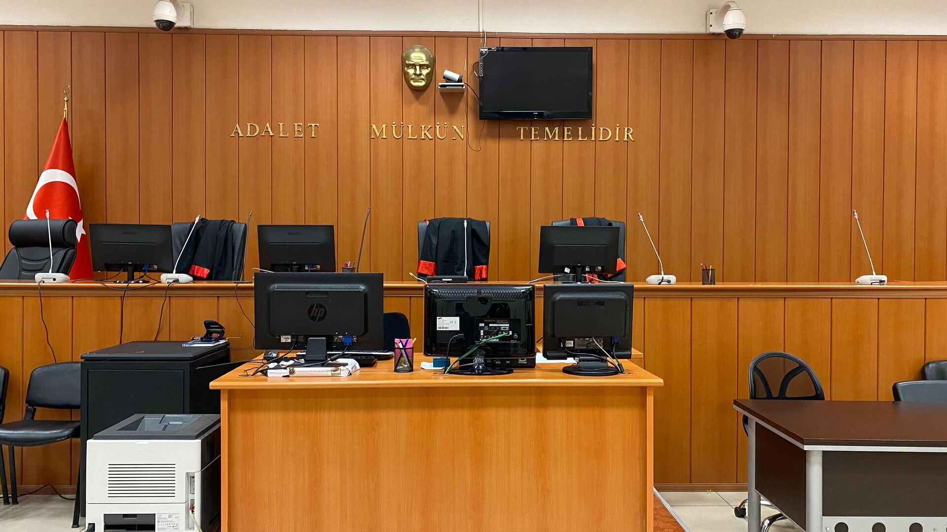 19 yıl önce çöpte bulunan bebek davası başladı: 'Bebeğin boynuna 3 tur kordon dolanmış hiç mi fark etmediniz?'