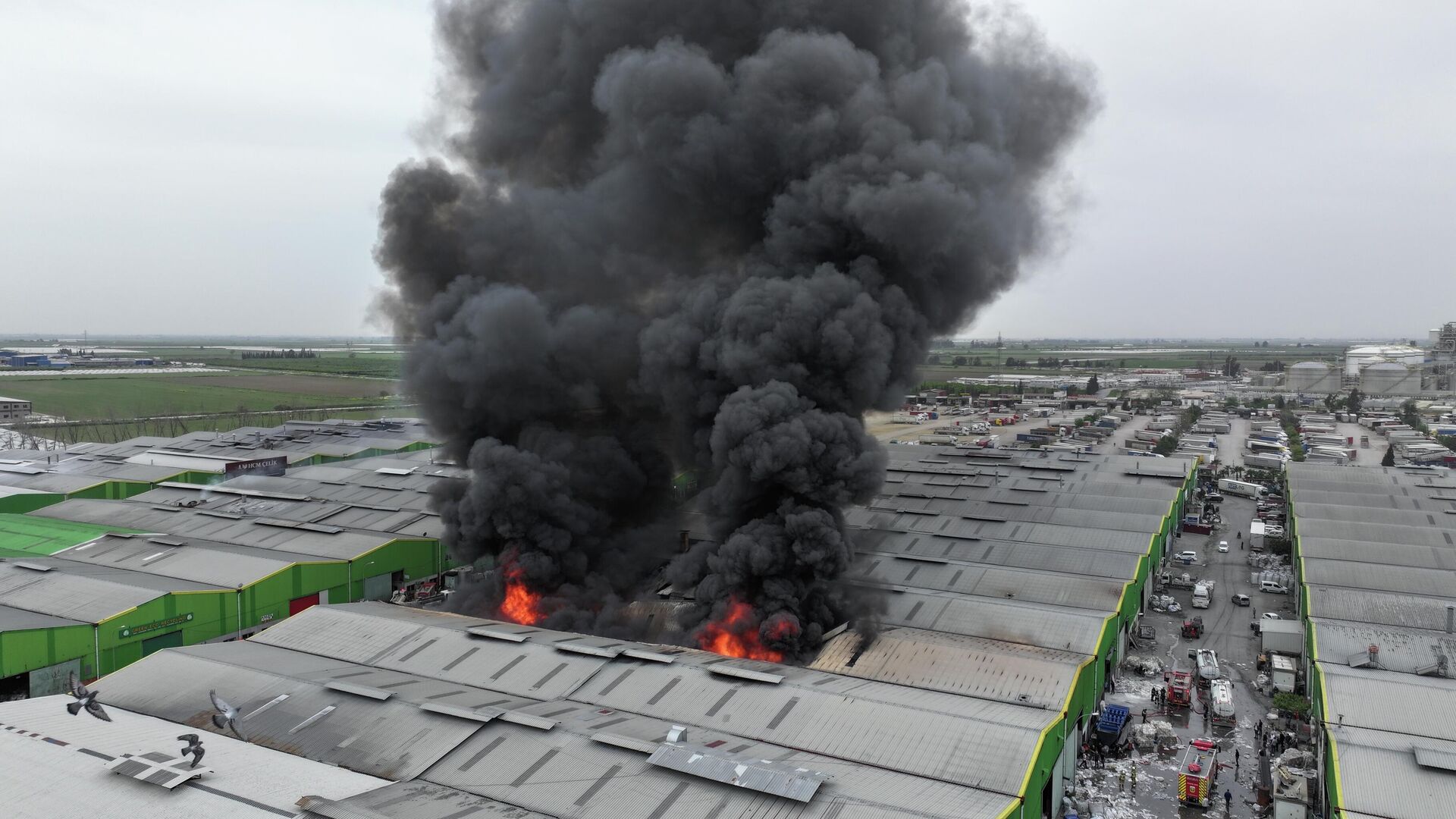 Adana'da geri dönüşüm tesisinde yangın çıktı