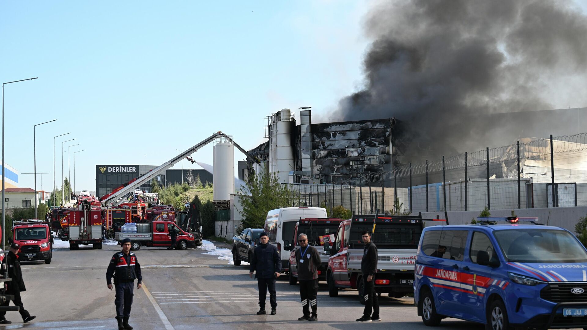 Ankara’da boya fabrikasındaki yangın söndürüldü