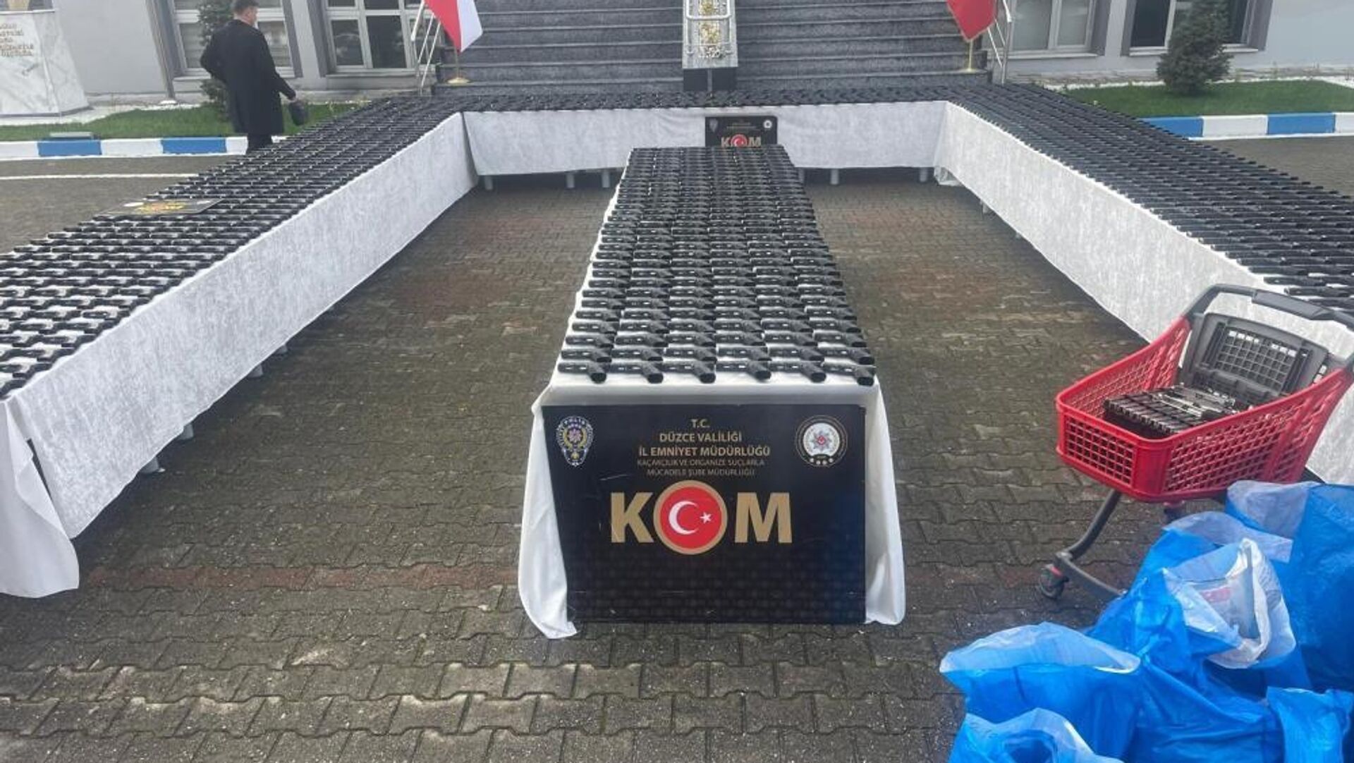 İstanbul’da gizli cephanelik ortaya çıkarıldı: Yeraltı deposundan binlerce silah parçası çıktı