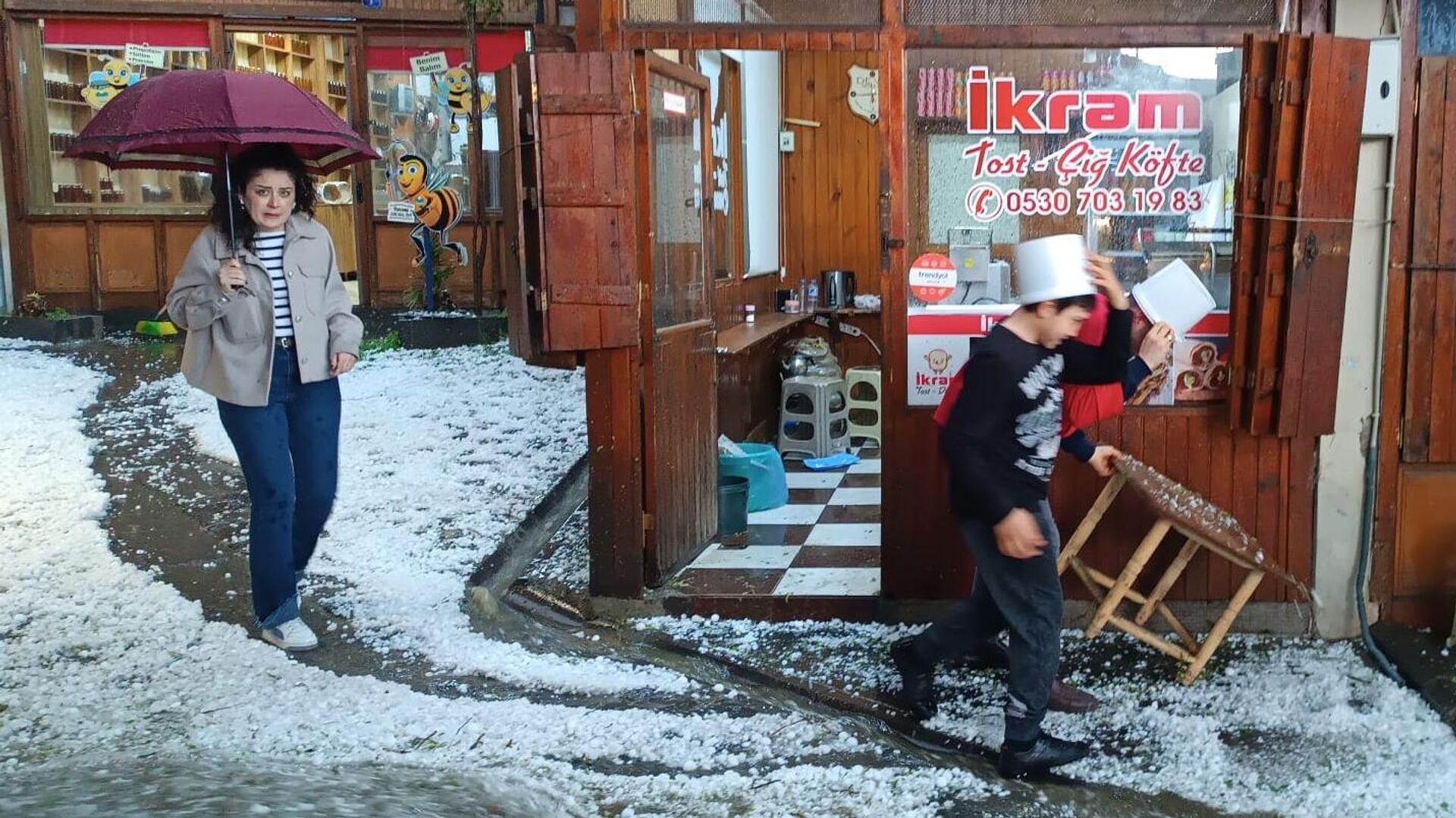 Gaziantep'e dolu yağdı: Cadde ve kaldırımlar beyaza döndü