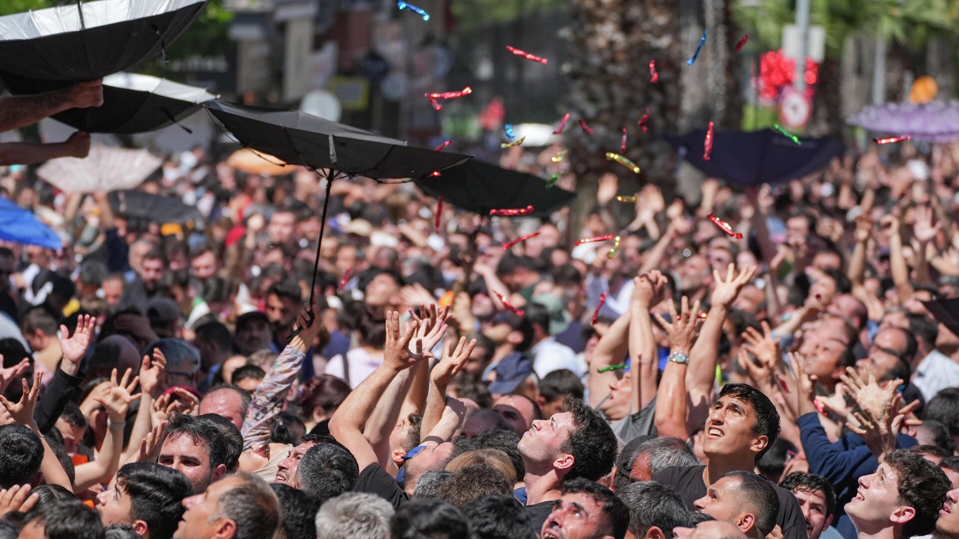 Manisa'da Mesir Macunu Festivali: 10 ton mesir halka saçıldı