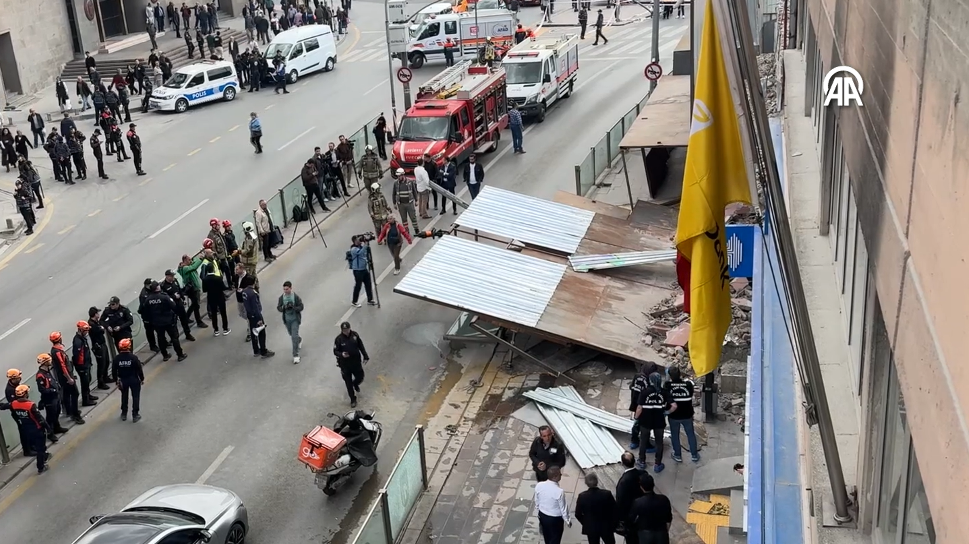 Ankara'da kontrollü yıkım esnasında platform çöktü: Çok sayıda ambulans ve itfaiye sevk edildi