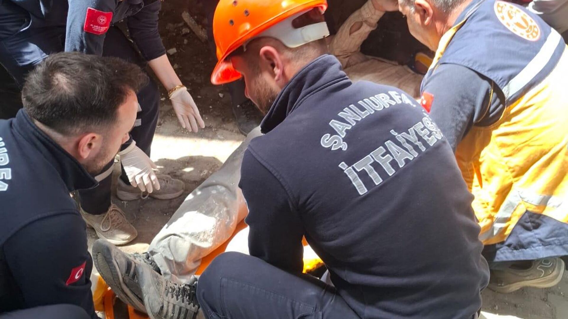 Şanlıurfa’da asansör düştü: 1 işçi asılı kaldı