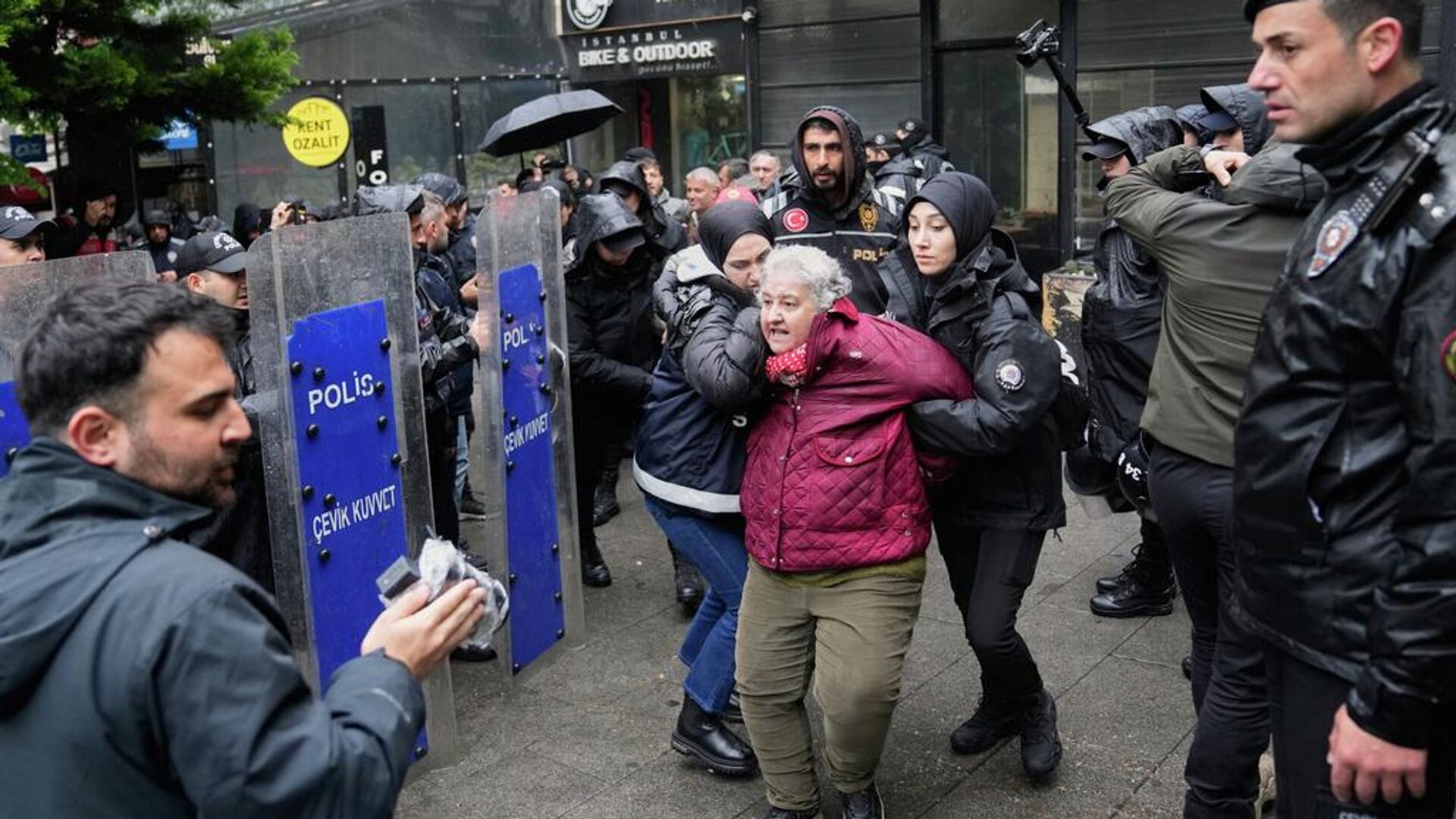 İstanbul Valiliği: 1 Mayıs'ta 575 kişi gözaltına alındı