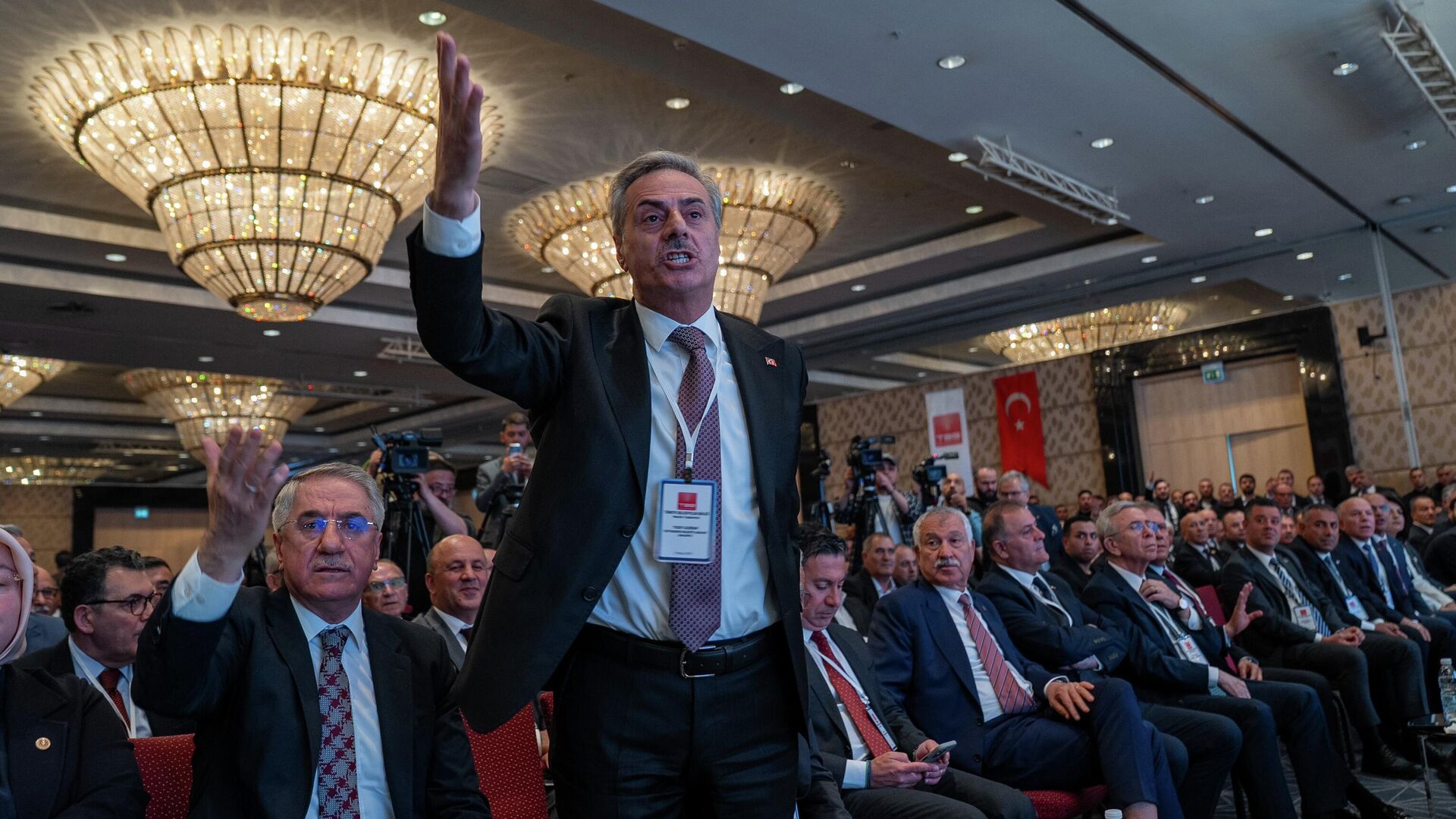 Türkiye Belediyeler Birliği seçimi öncesinde arbede çıktı: Kürsüye yürüdüler, salon karıştı