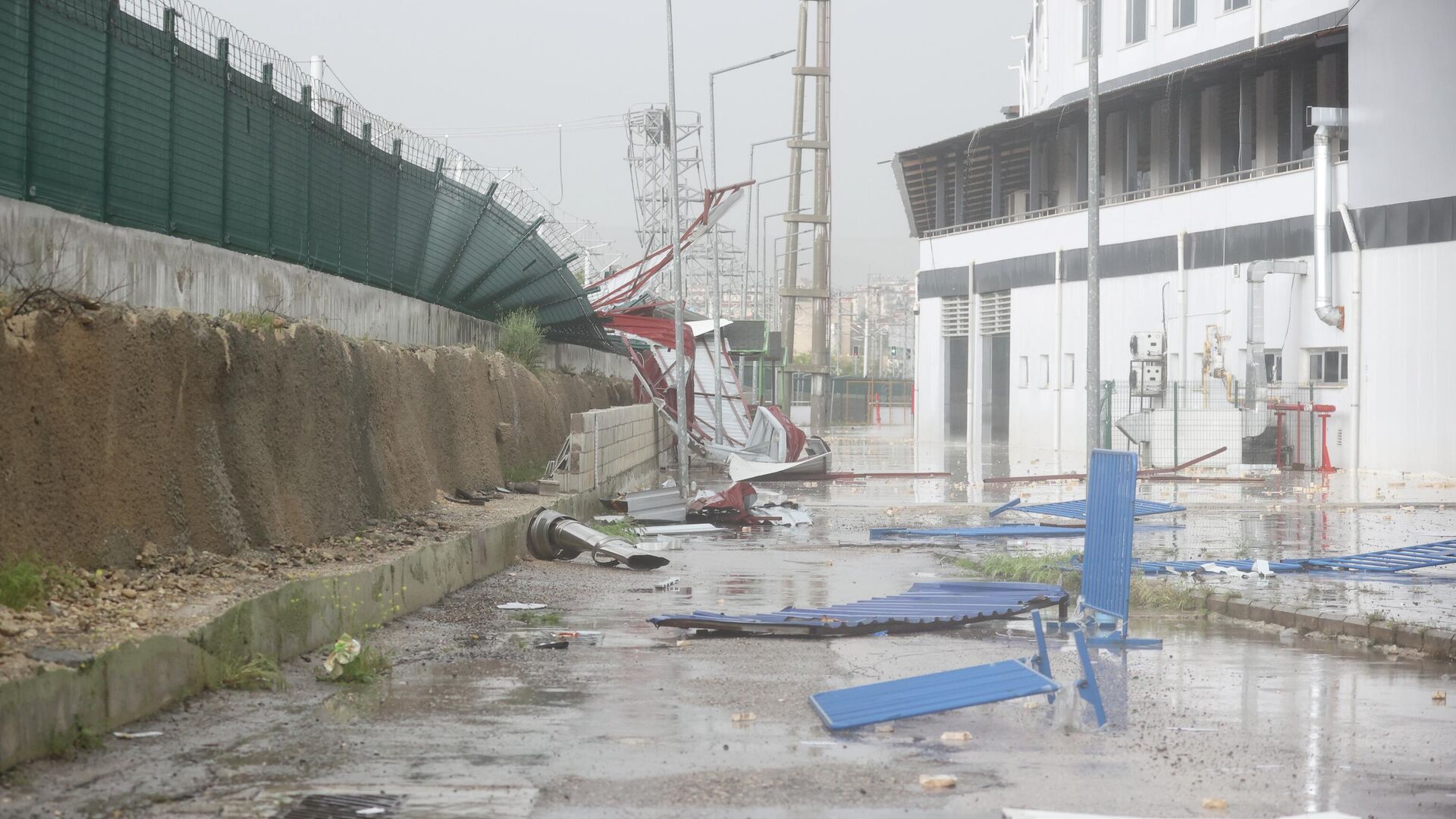 Gaziantep ve Şanlıurfa'da fırtına: Bir can kaybı ve onlarca yaralı var, eğitime ara verildi