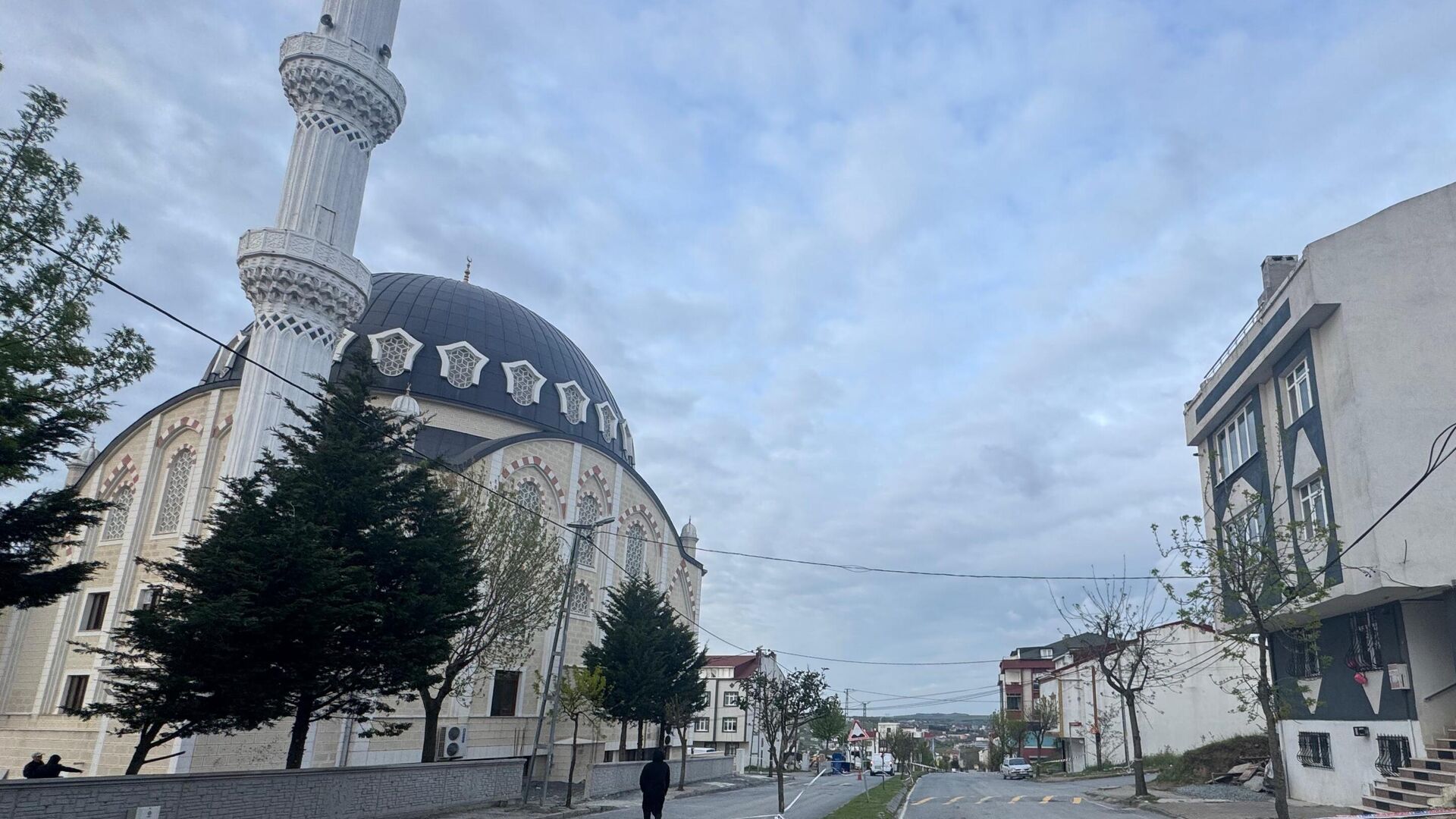 İstanbul'da şiddetli rüzgar: Arnavutköy'de minaresi sallanan caminin yakınındaki 2 bina boşaltıldı