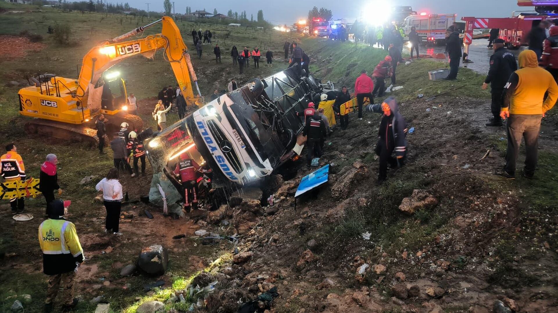 Malatya'da yolcu otobüsü şarampole devrildi: Ölü ve yaralılar var