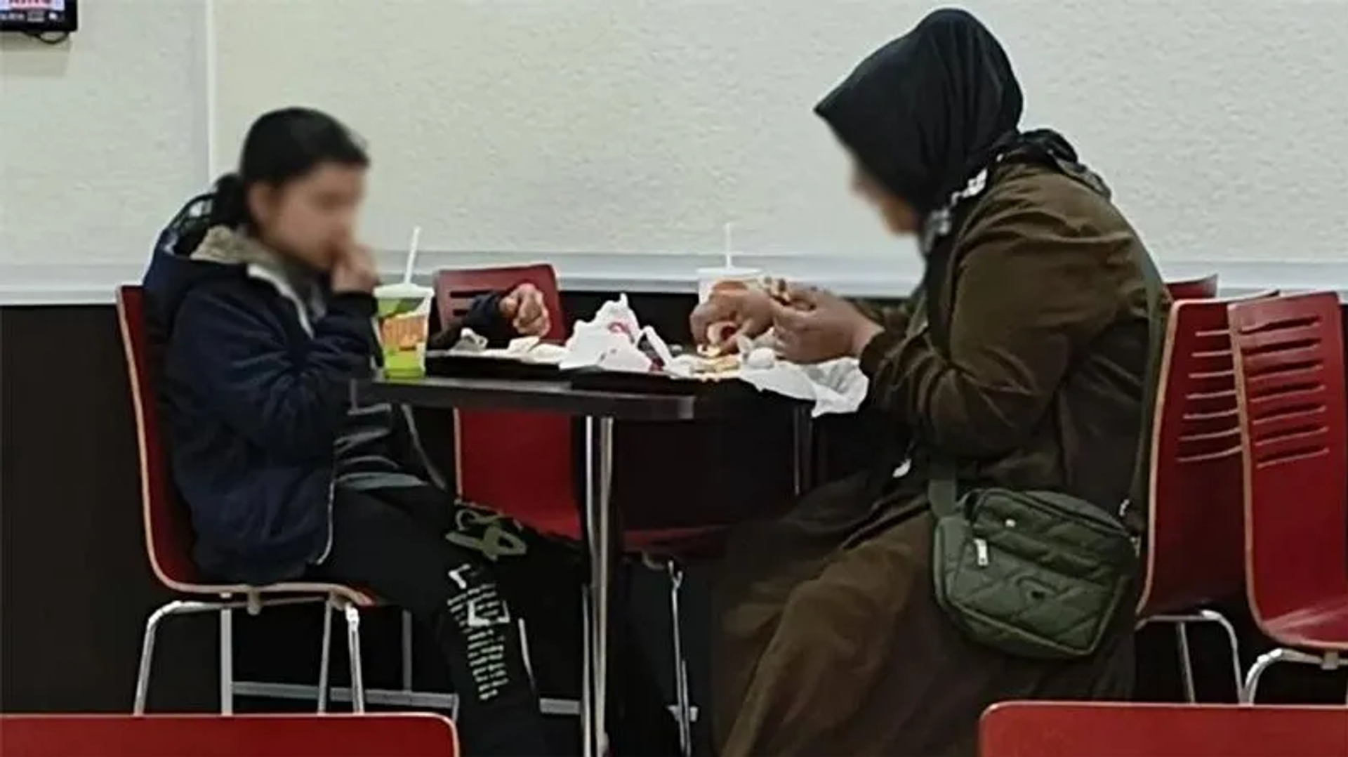 Hamburger zincirinde 'fakir oldukları için servis yapılmadı' iddialarına inceleme başlatıldı