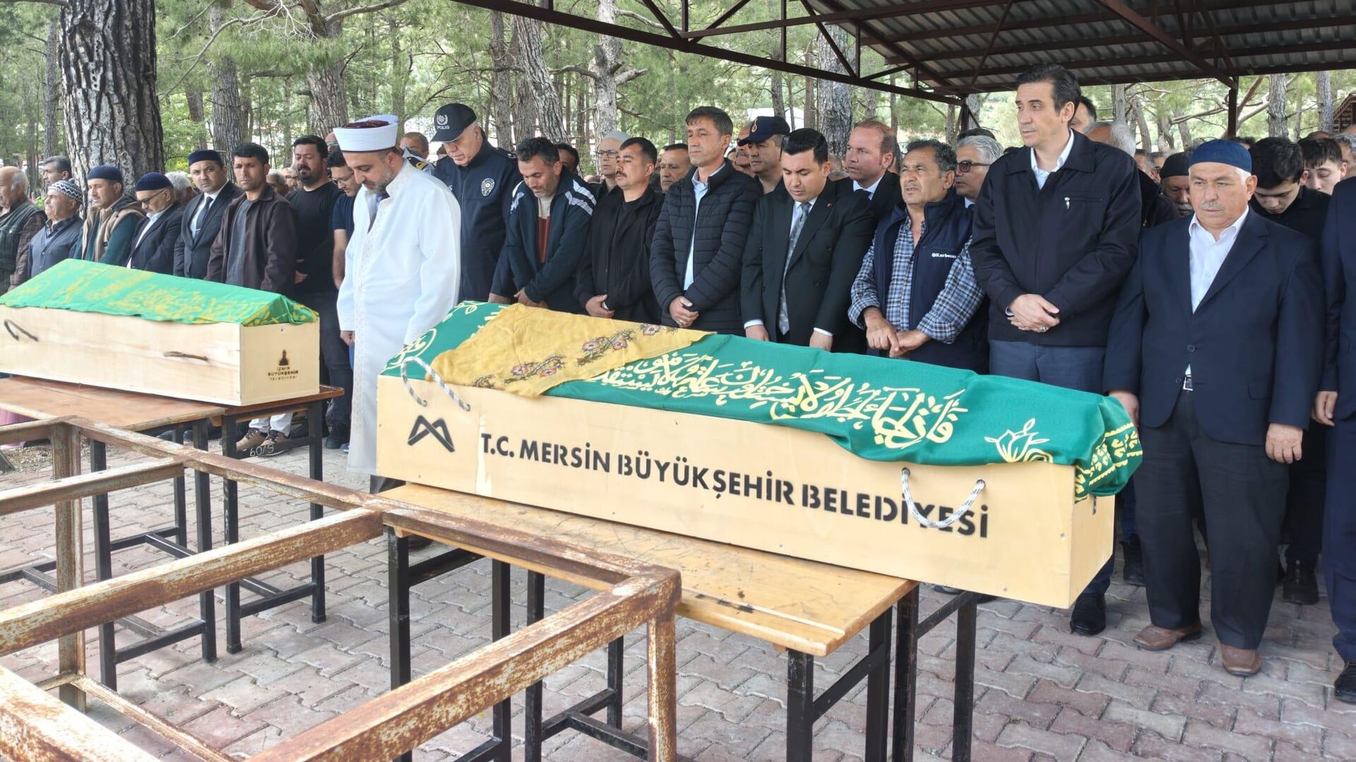 Biri 5 biri 8 yaşındaydı: 2 kardeş yan yana son yolculuklarına uğurlandı