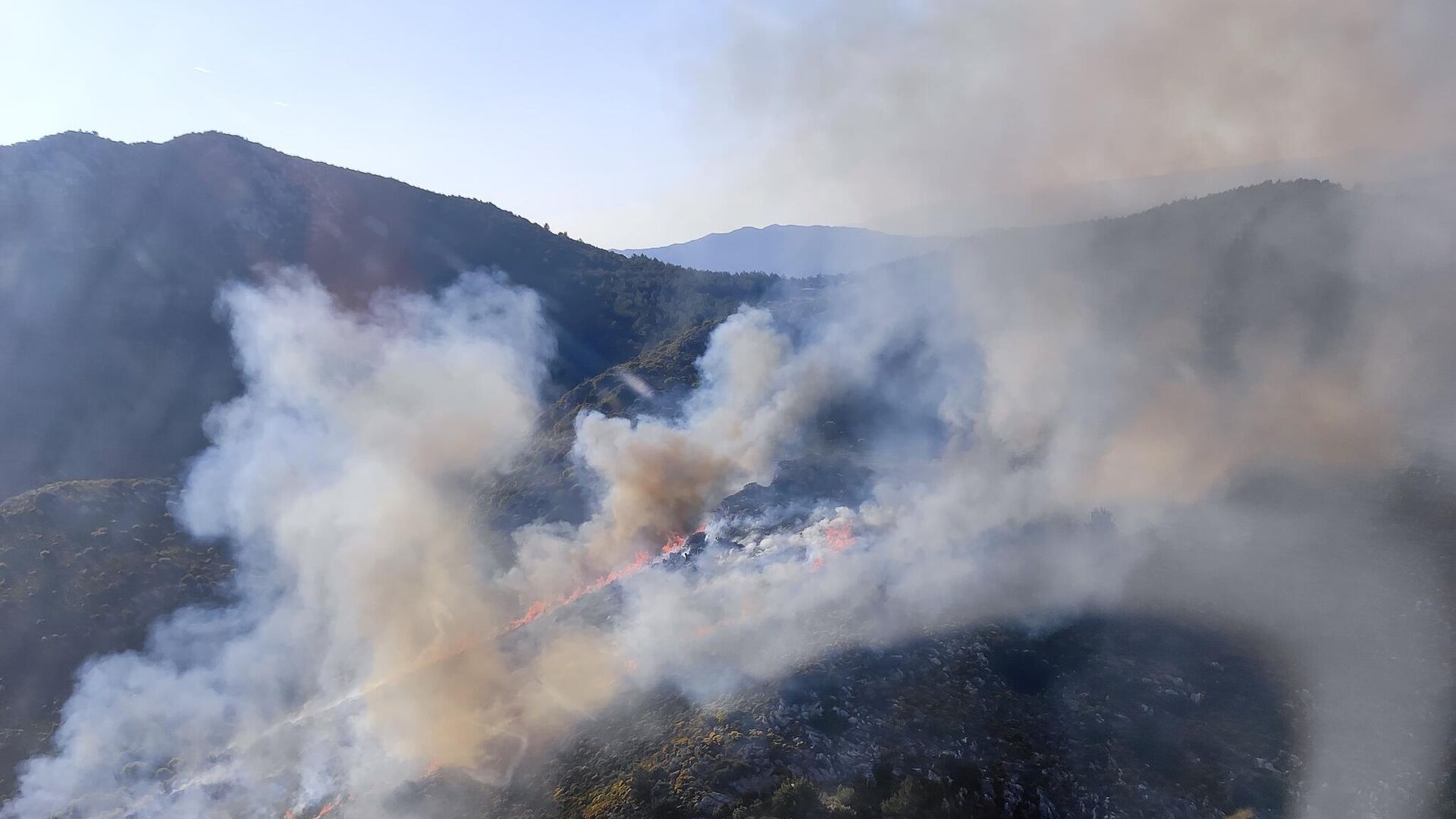 Marmaris'te makilik ve otluk alanda çıkan yangın kontrol altına alındı