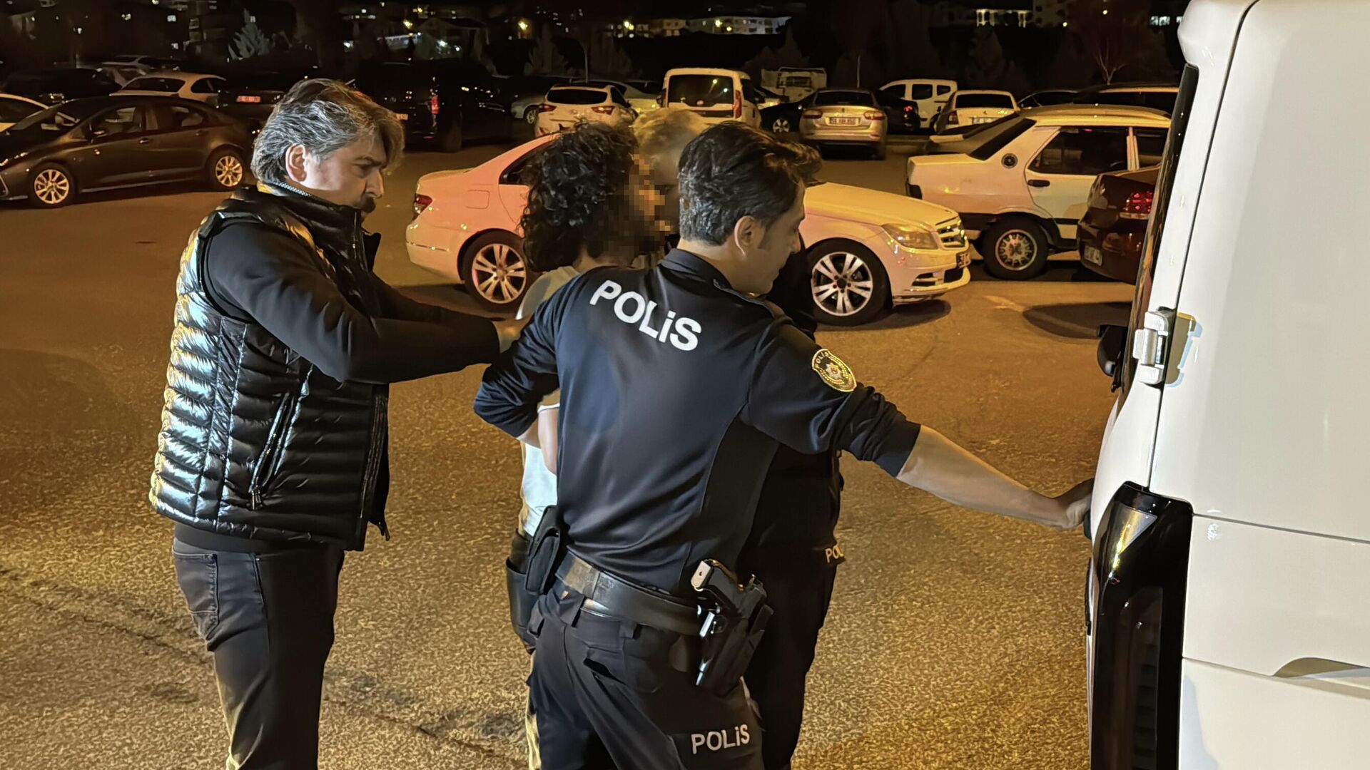Sağlık ekiplerine çağrıldıkları evde bıçaklı saldırı: Balkona kilitlediler