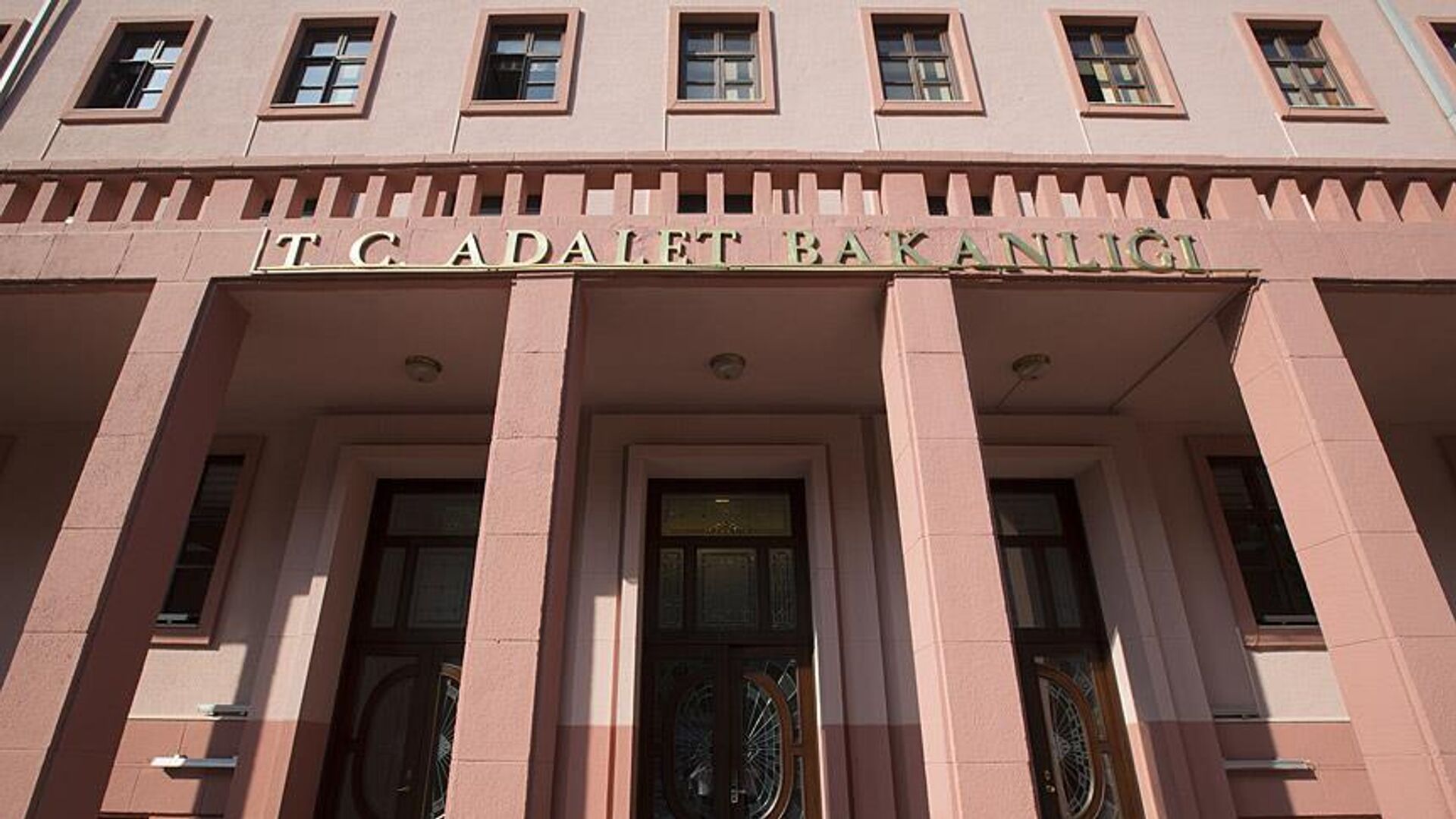 Bakan duyurdu: Adalet Bakanlığı 15 bin sözleşmeli personel alacak