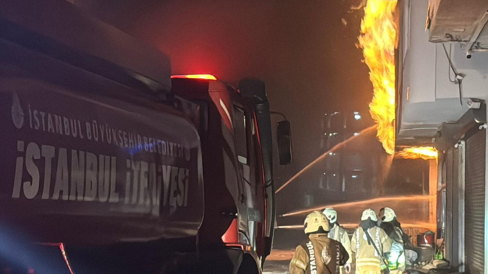 Başakşehir'de yangın paniği: Çok sayıda itfaiye bölgeye sevk edildi