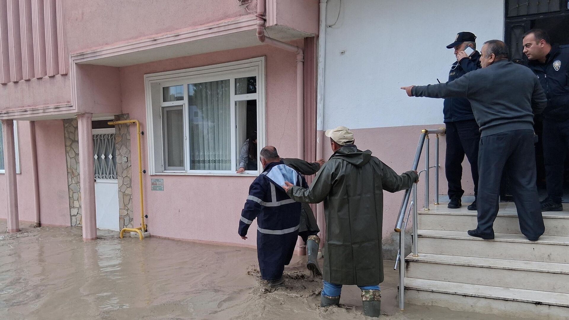 Samsun'u sağanak vurdu: Bazı ev ve iş yerlerini su bastı