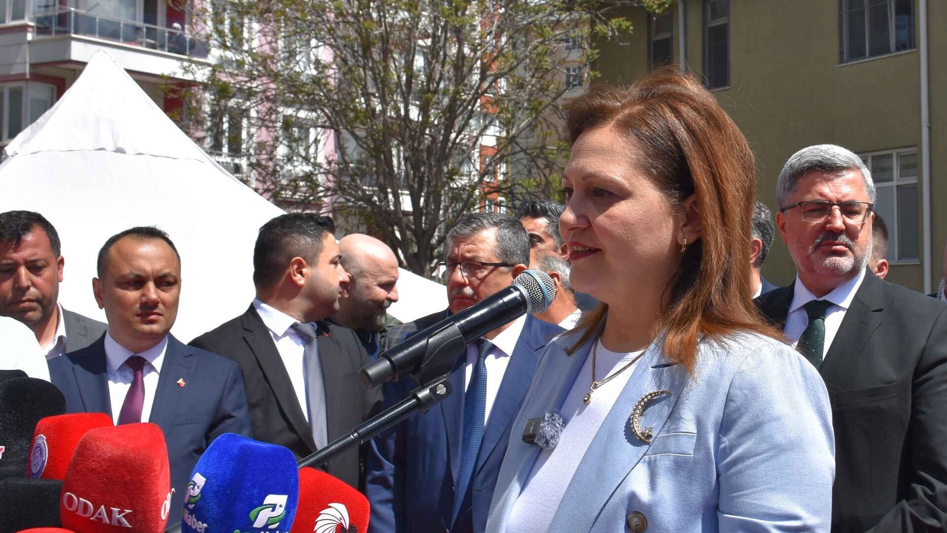 AK Parti'ye katılan Burcu Köksal, Afyonkarahisar Belediyesinde törenle karşılandı