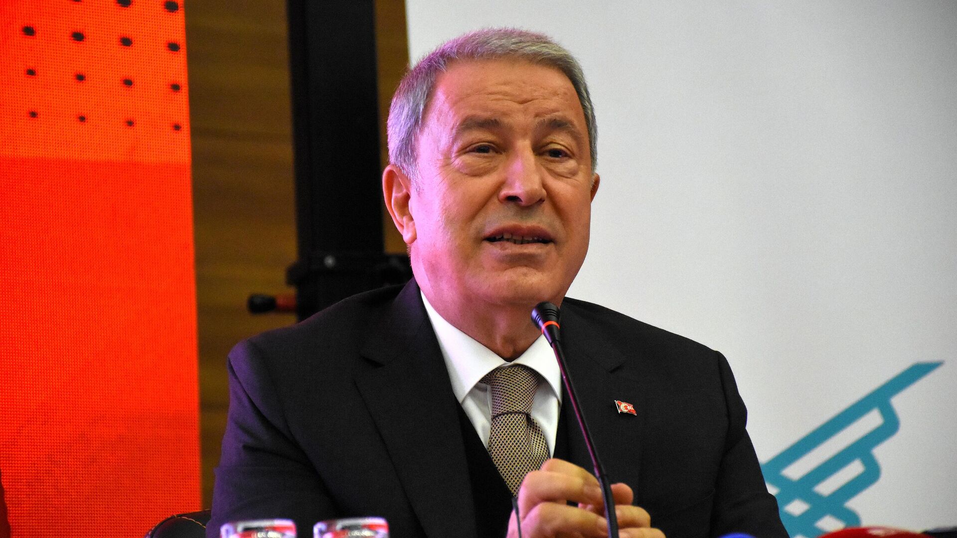 Hulusi Akar: Yarından itibaren işi gücü, okulu bırakıp Çin'e gidin