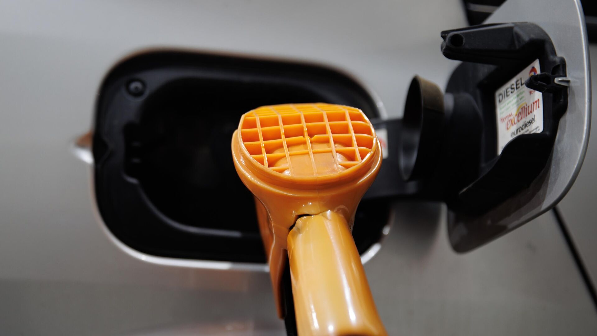 Benzine zam geldi: Fiyatlar gece yarısı değişti