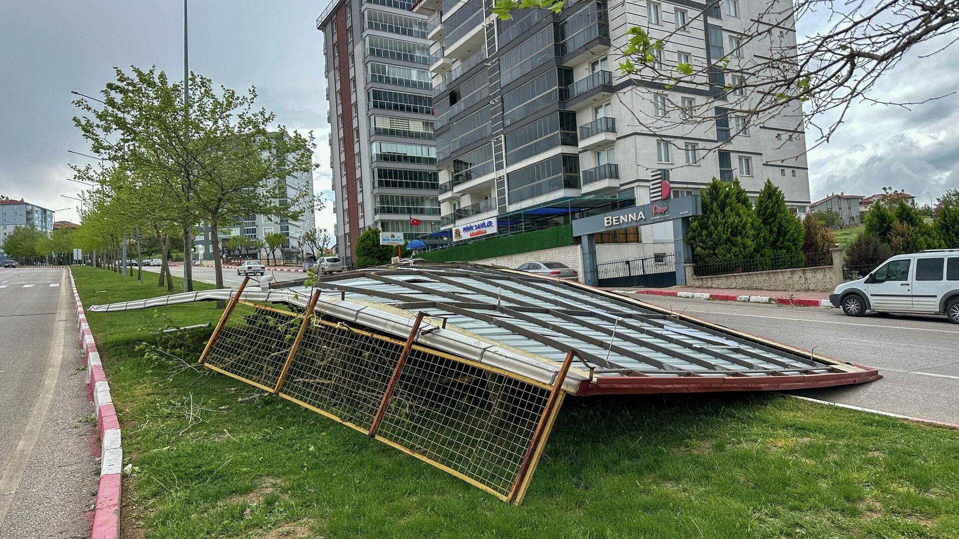 Yurtta fırtına kentleri vurdu: Çatılar uçtu, binalar hasar aldı