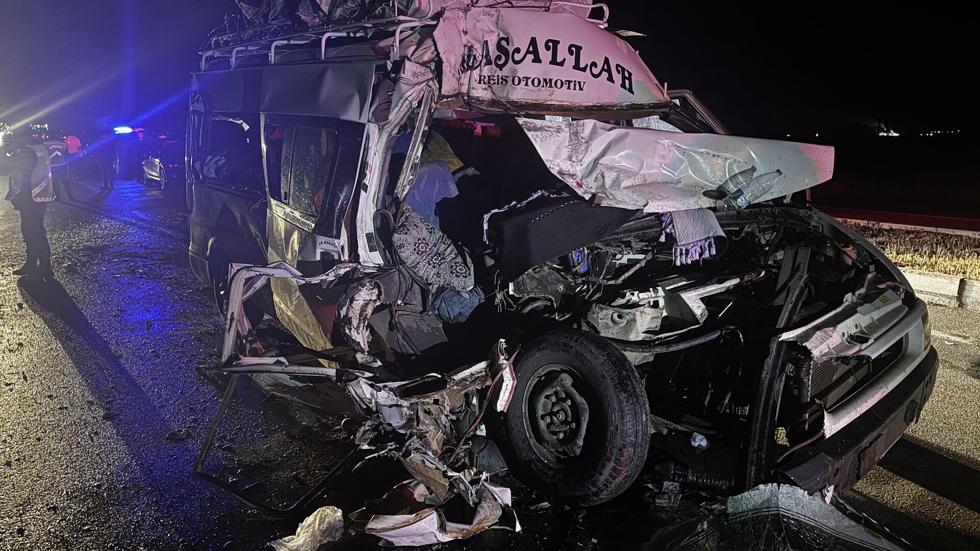 Aksaray'da minibüs ve tır çarpıştı: 3'ü ağır, 12 yaralı