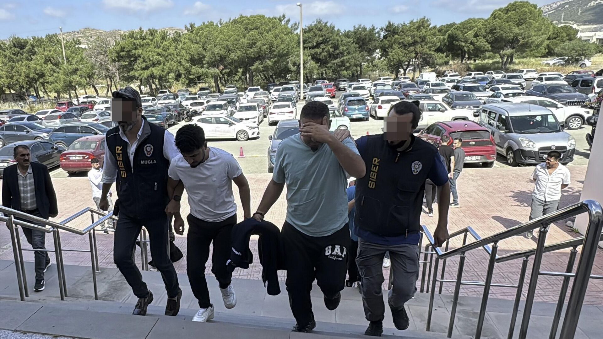 Çocuk istismarı içerikleri satın aldıkları için gözaltına alınan 8 şüpheliden 2'si tutuklandı