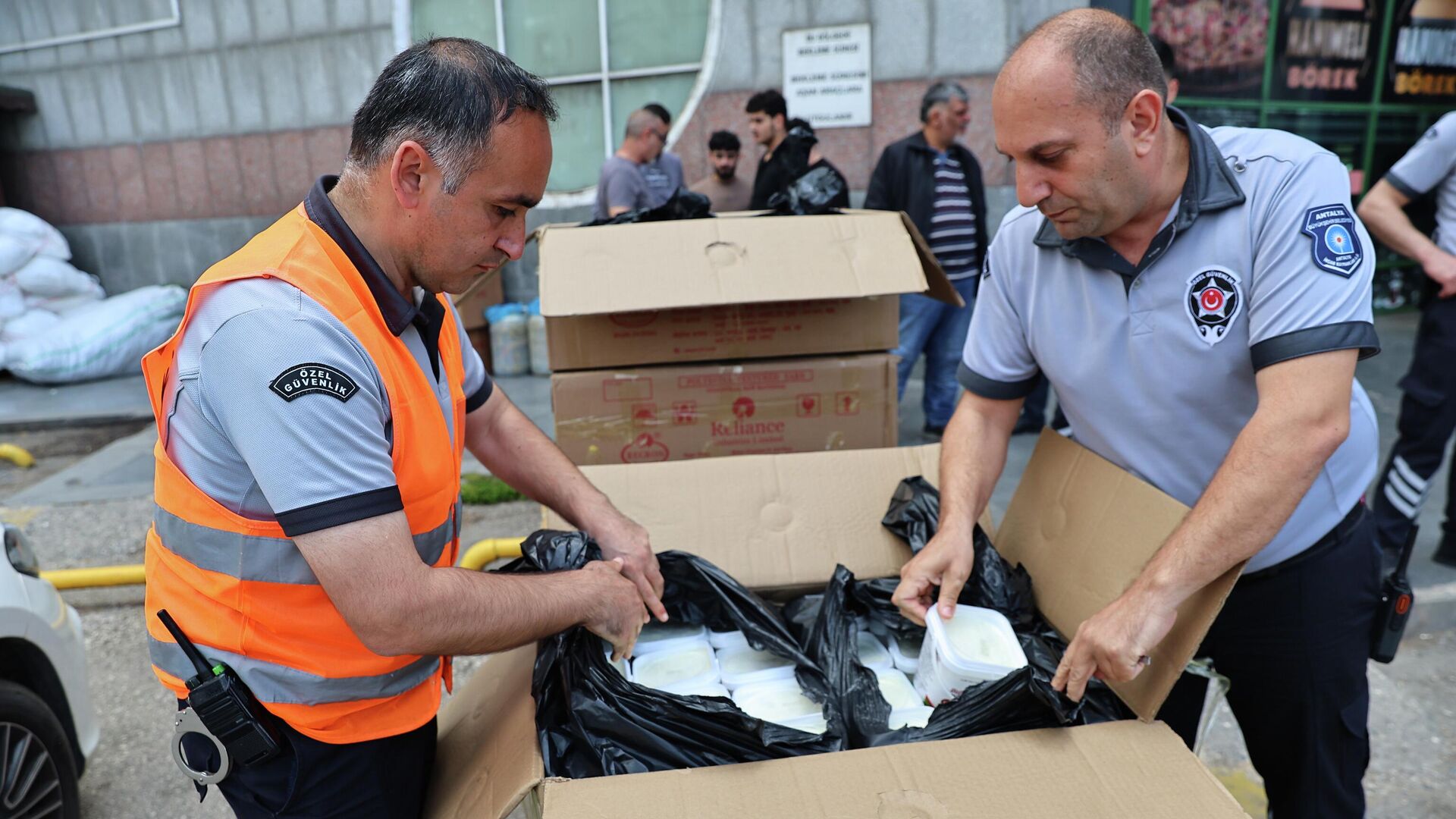 Otobüs bagajından 1 ton yoğurt çıktı: Ekipler yoğurtları imha etti