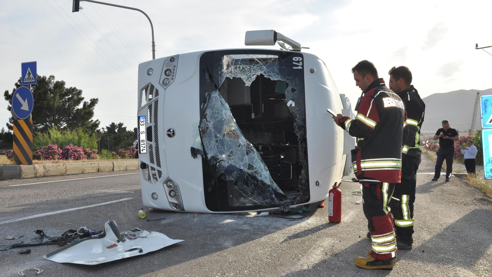 Mersin'de servis aracı devrildi: 17 yaralı