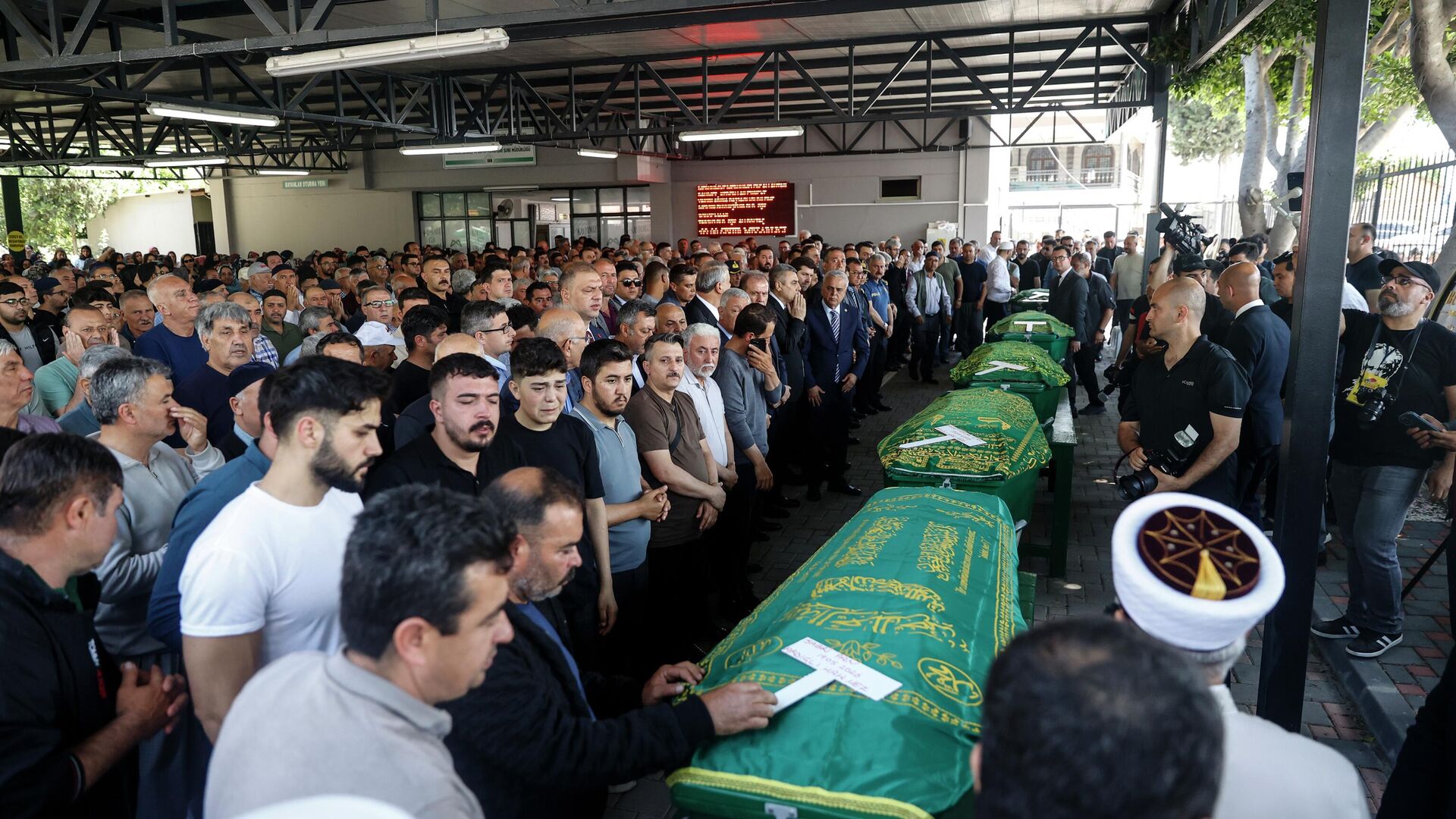 Mersin'de silahlı saldırıda hayatlarını kaybetmişlerdi: 5 kişi son yolculuğuna uğurlandı