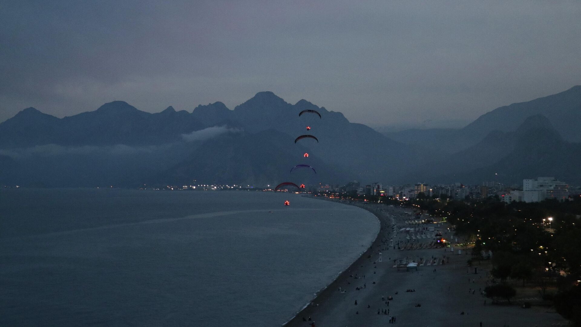 Antalya semalarında 19 Mayıs coşkusu: Paramotorlu kutlama ilgi gördü