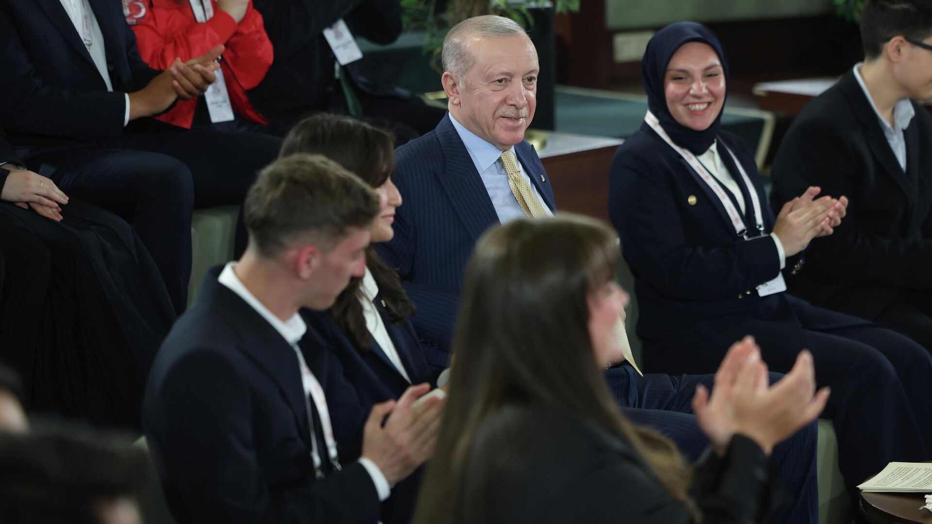 Cumhurbaşkanı Erdoğan, gençlerle buluştu: 'Haftada 3 gün basketbol oynuyorum'