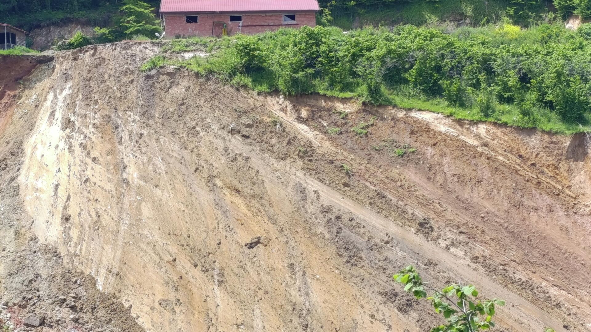 Fındık bahçesinde heyelan: 3 ev ve 1 ahır boşaltıldı
