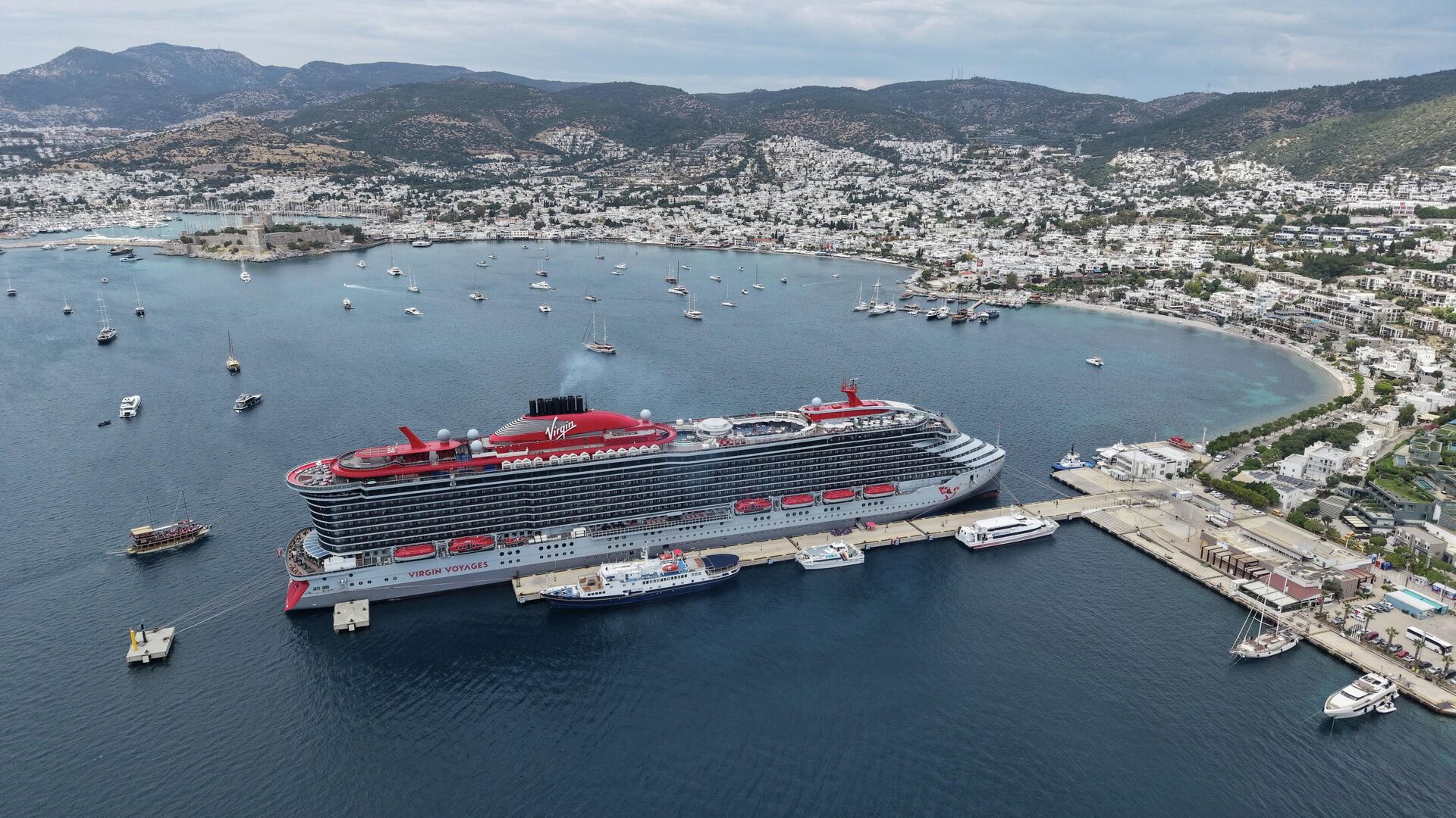 Dev gemiler limana yanaştı: Binlerce turist Bodrum'a geldi