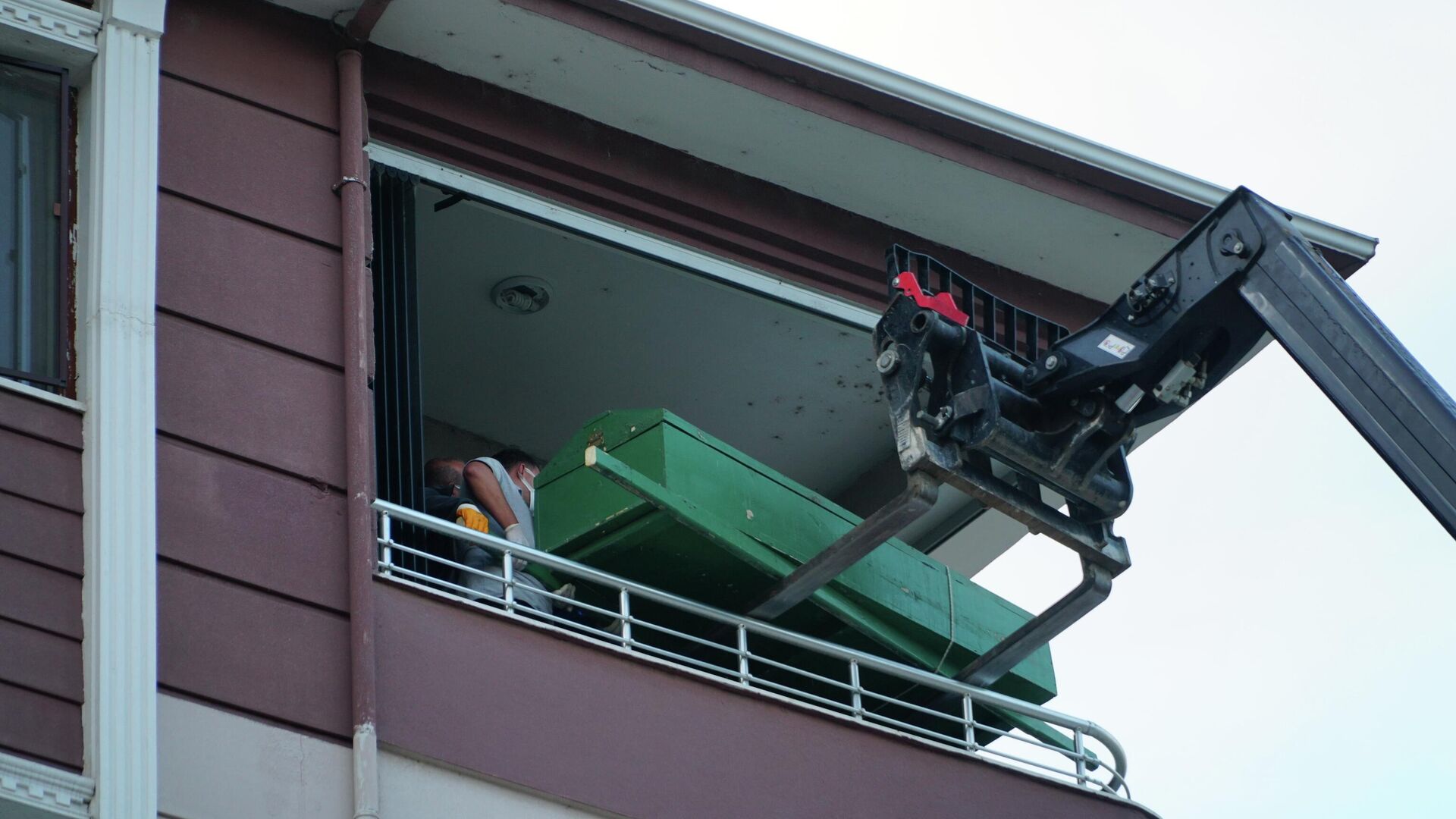Çorum'da 250 kiloluk cenaze forkliftle çıkarıldı