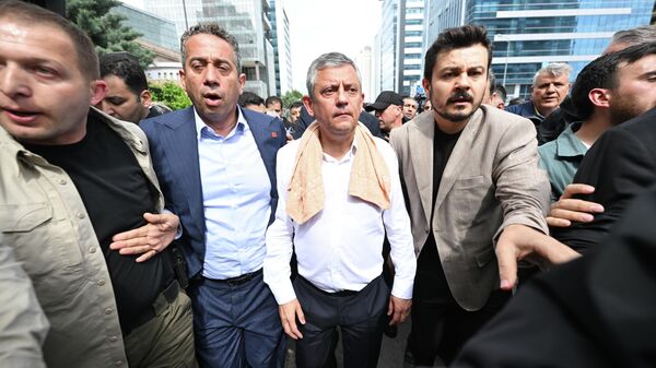 CHP Genel Merkezi’ne polis müdahalesi: Özgür Özel’den ‘TBMM’ kararı